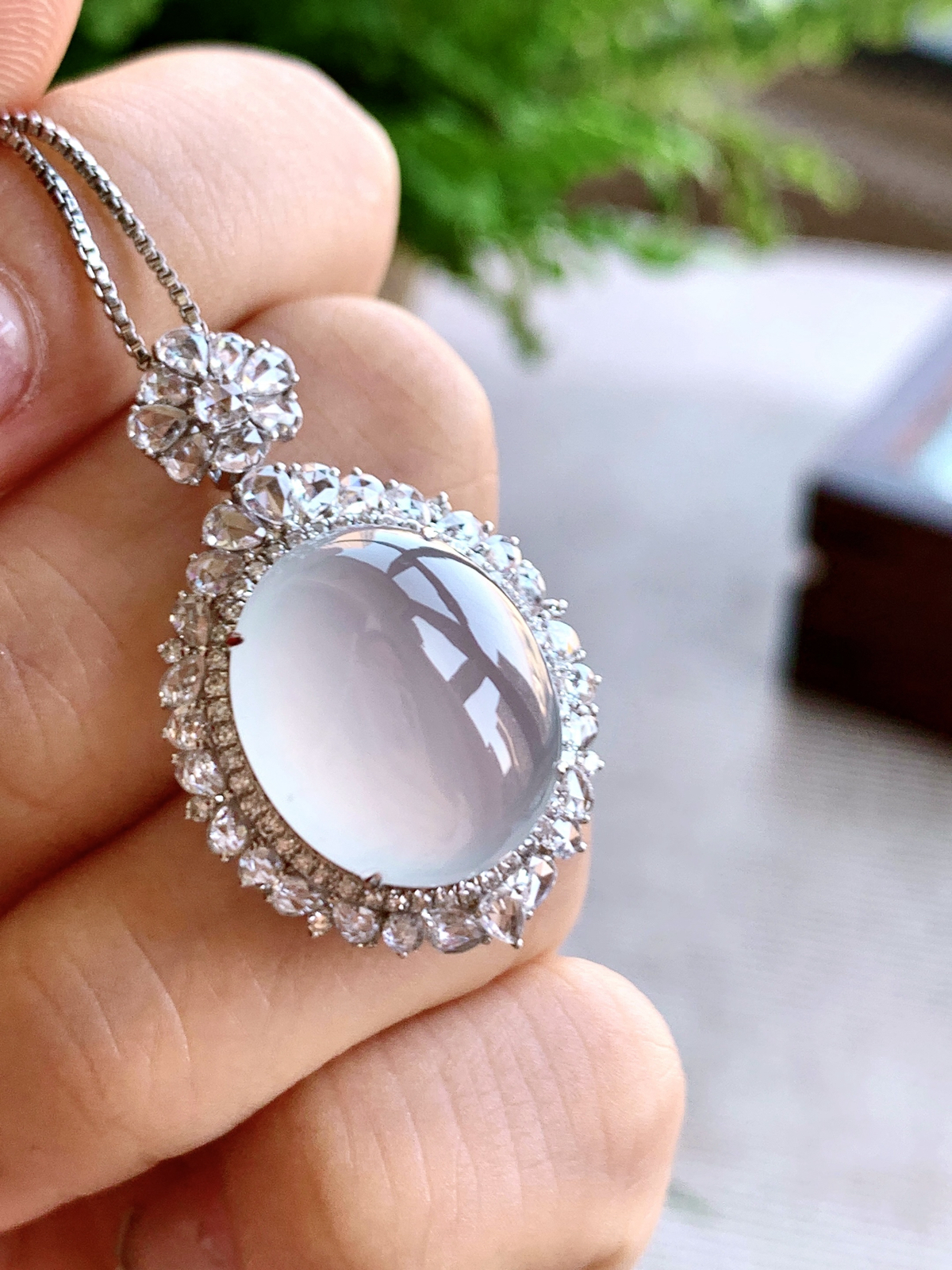 蛋面大鸽子蛋吊坠  
整体尺寸：32.7-20-13.4
裸石尺寸：16.8-13.9-4.6