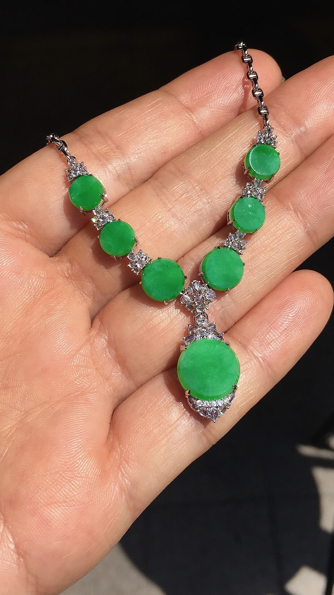 阳绿平安扣锁骨链，色泽均匀艳丽，玉质细腻，荧光感超
强，饱满圆润，尽显优雅气质，18k
金豪华镶嵌