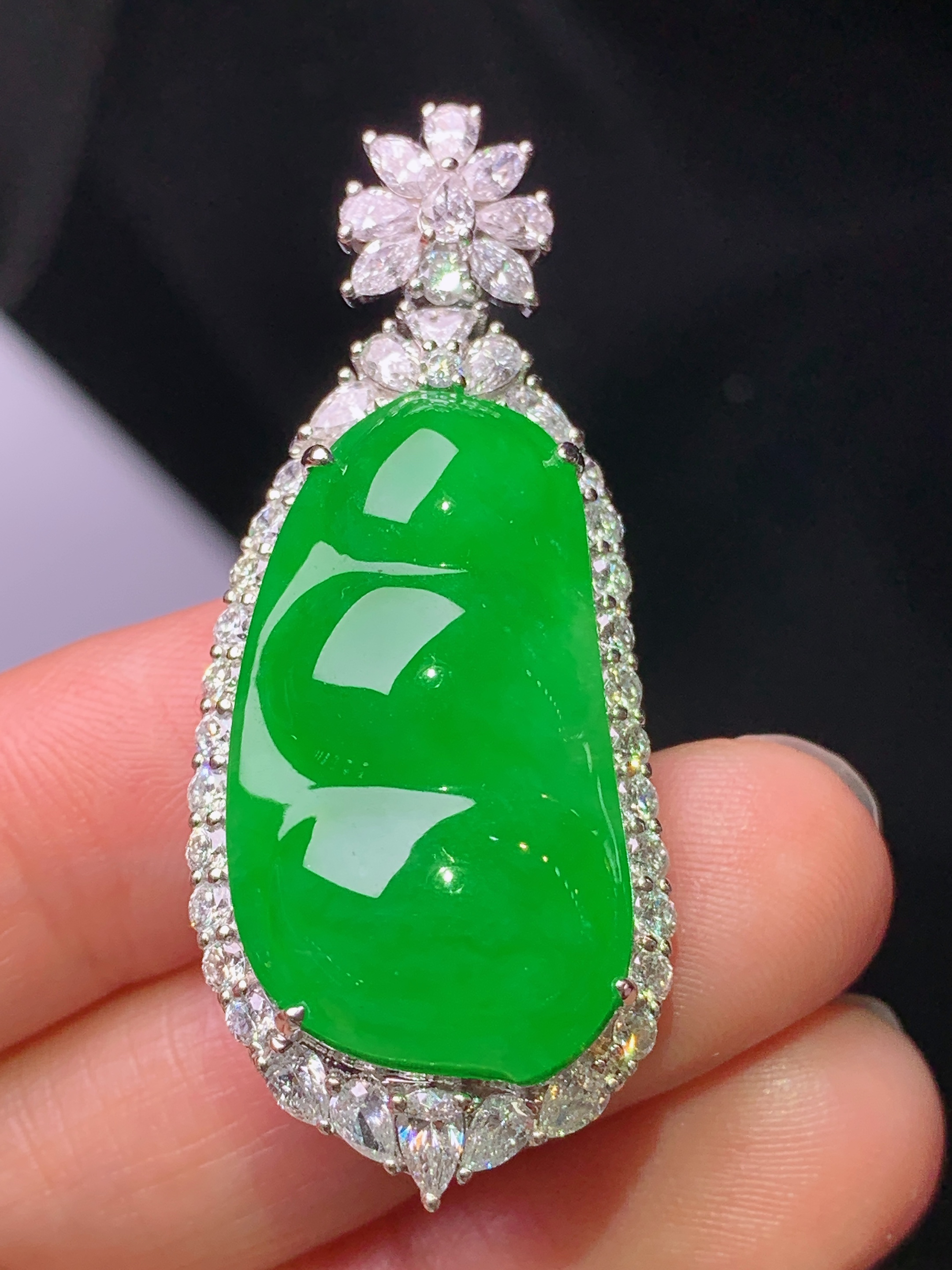 18k金钻镶嵌满绿四季豆吊坠 玉质细腻 色泽艳丽清新 水润亮眼 整体尺寸44.5*18.8*13.5