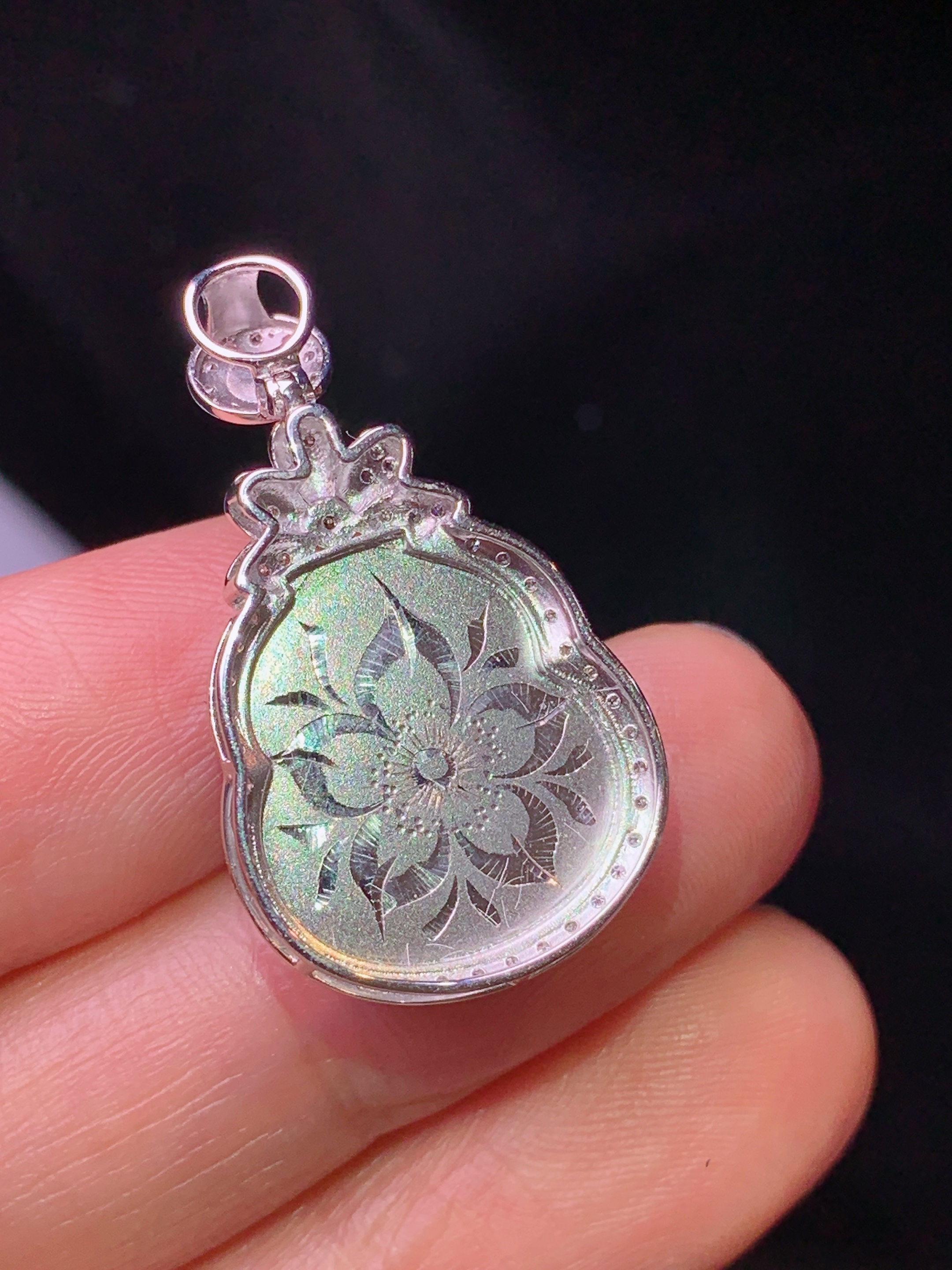 18k金钻镶嵌翠绿葫芦吊坠 玉质细腻 色泽艳丽清新 水润亮眼 整体尺寸29.5*16.7*7.6L2