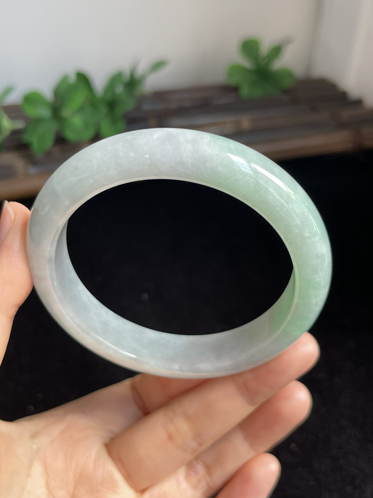 正圈58.5圈口，翡翠糯化种飘绿手镯