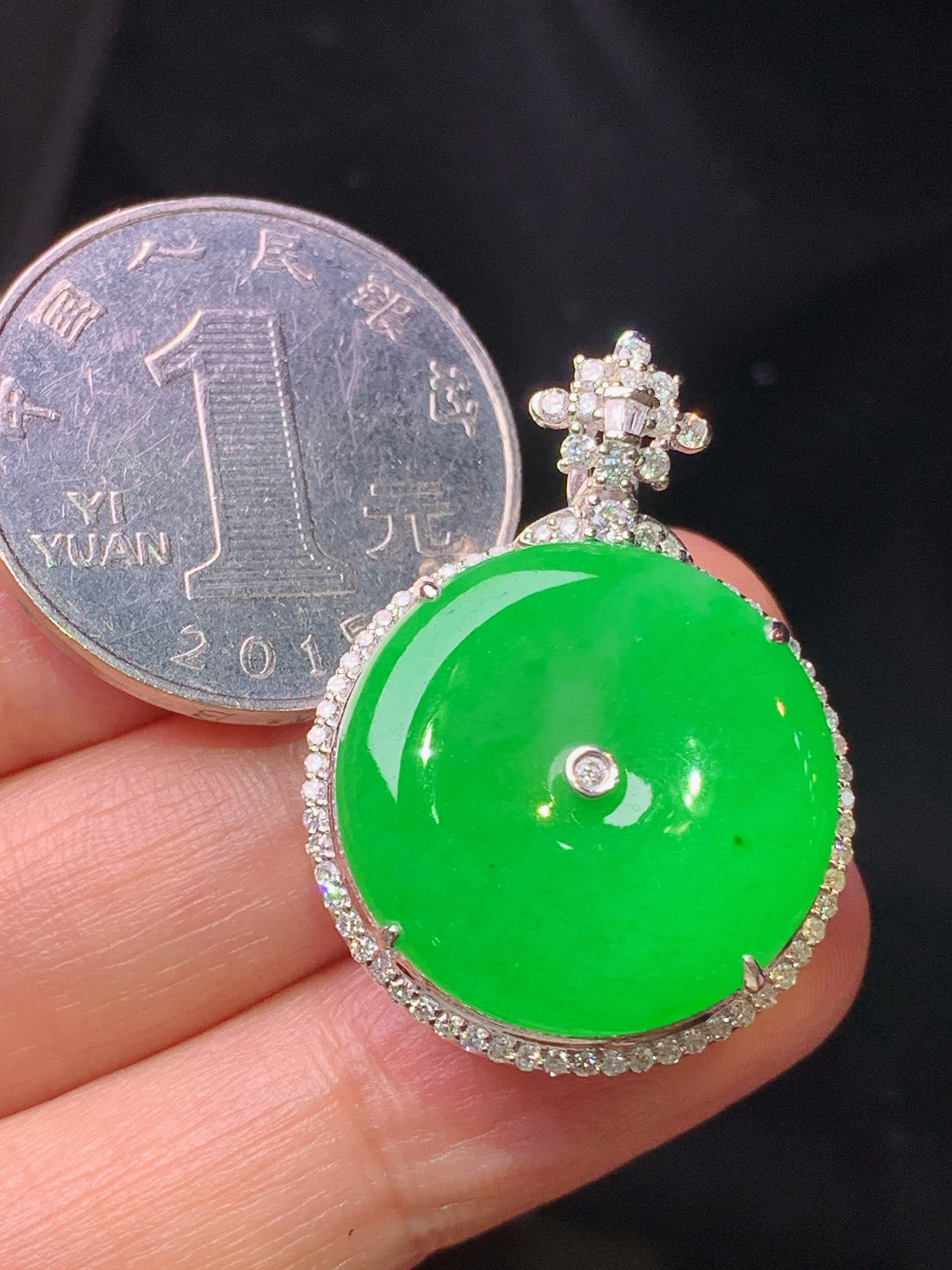 18k金钻镶嵌翠绿平安扣吊坠 玉质细腻 色泽艳丽清新 水润亮眼 整体尺寸30.6*22.6*10L2