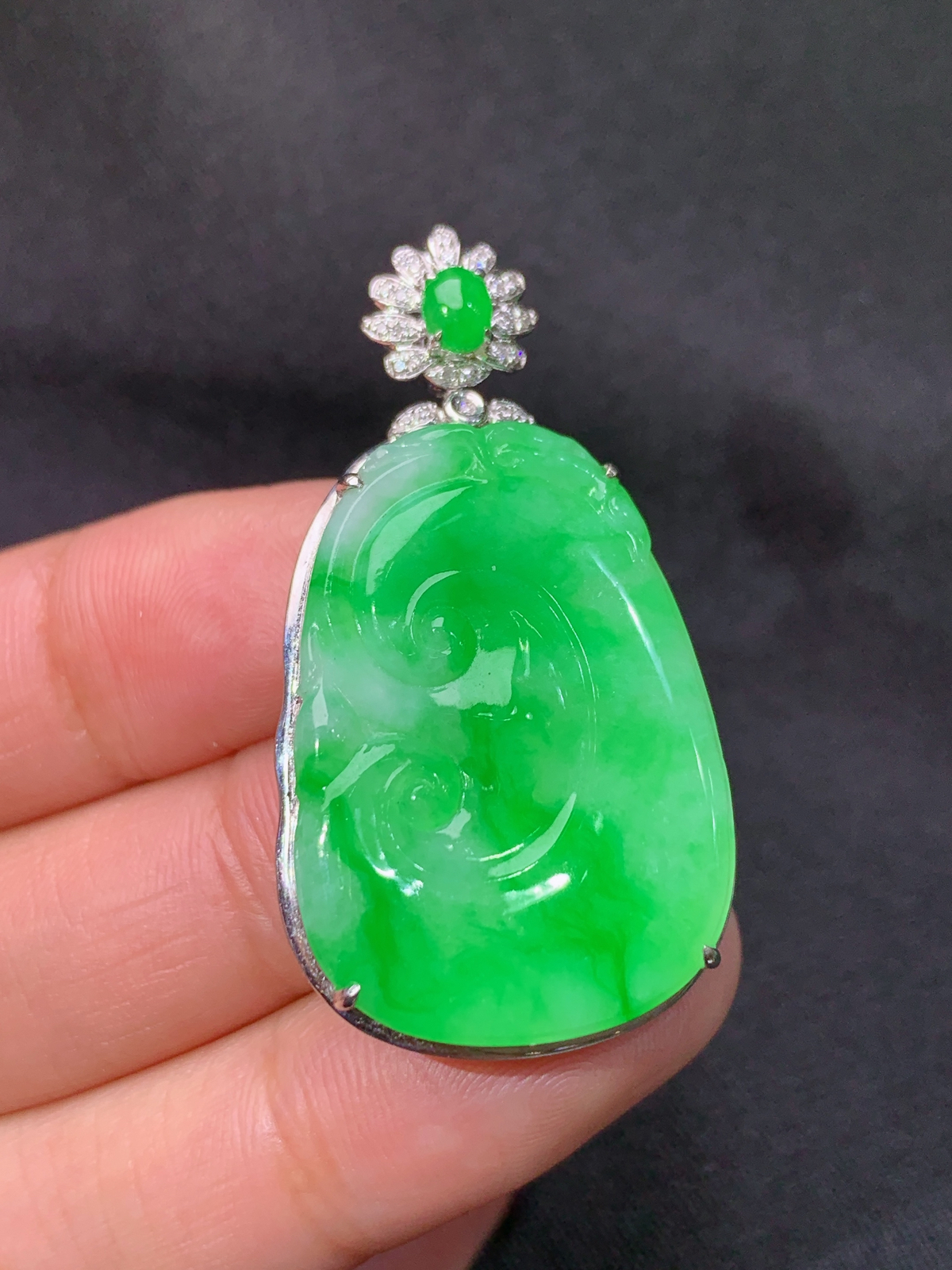 冰阳绿如意吊坠，18k金镶嵌，冰润色阳，玉质细腻，种水足，Jm 尺寸40.8*22.5*7.7