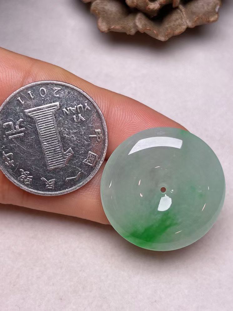 冰种飘绿【平安扣】吊坠，种水好、玉质细腻 ，卖相好‘