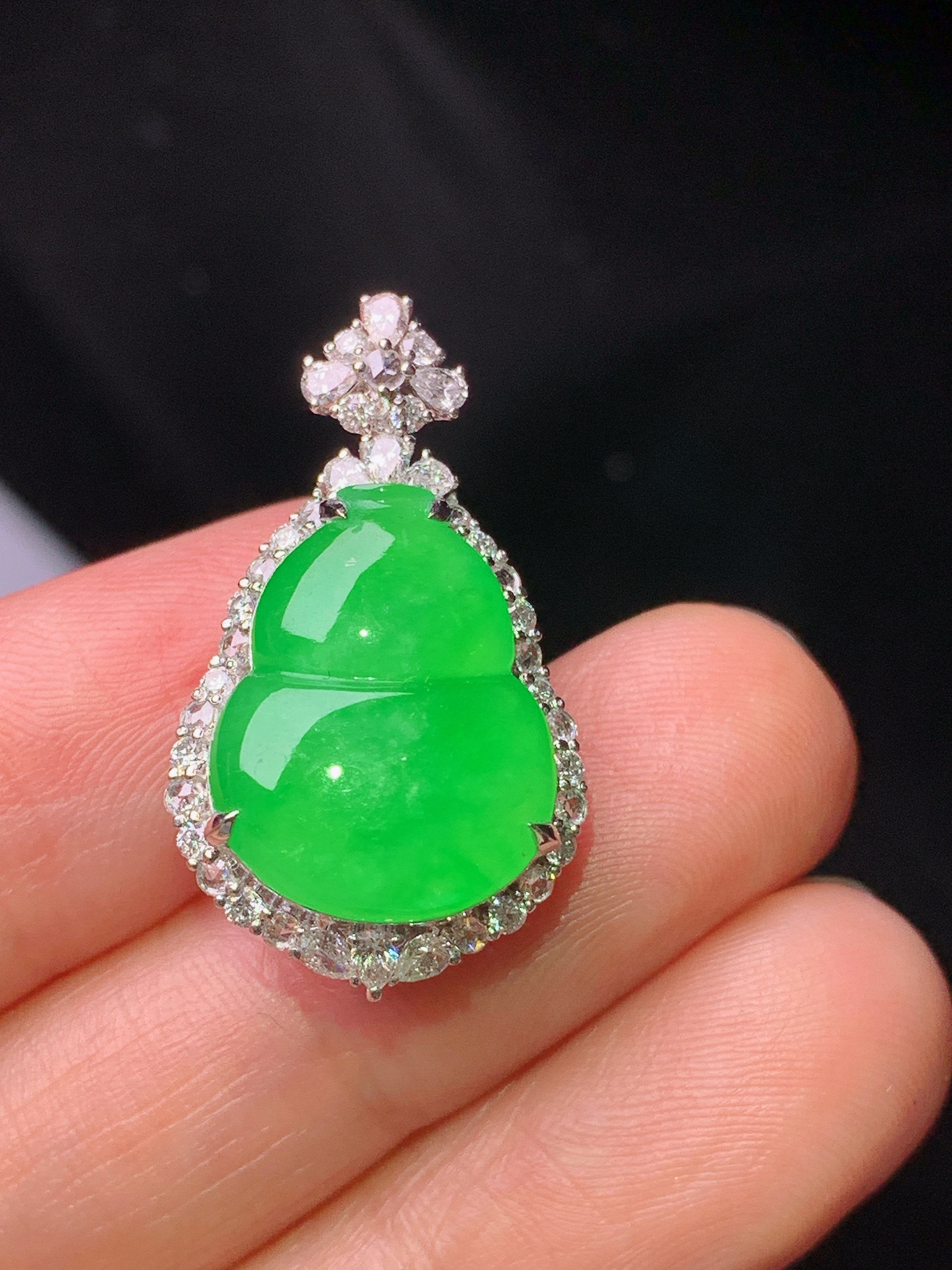 18k金钻镶嵌满绿葫芦吊坠 玉质细腻 色泽艳丽清新 水润亮眼 整体尺寸27*15.5*9.8t2