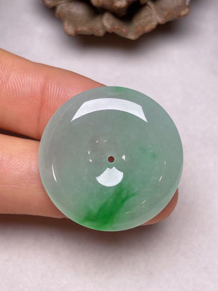 冰种飘绿【平安扣】吊坠，种水好、玉质细腻 ，卖相好‘