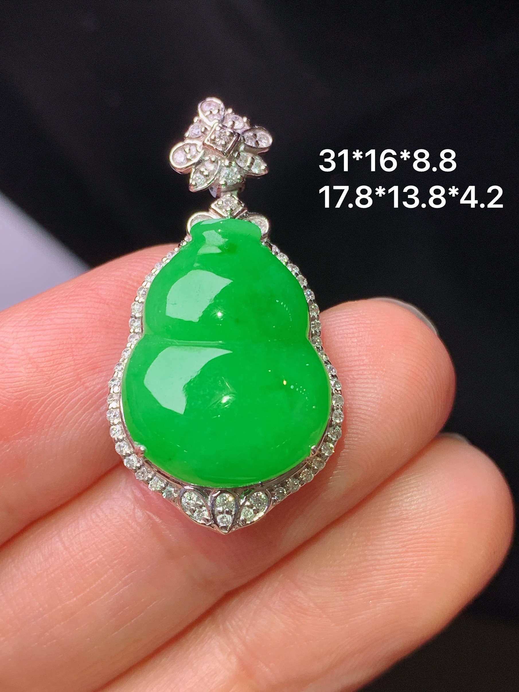 18k金钻镶嵌满绿葫芦吊坠 玉质细腻 色泽艳丽清新 水润亮眼 整体尺寸31*16*8.8L2