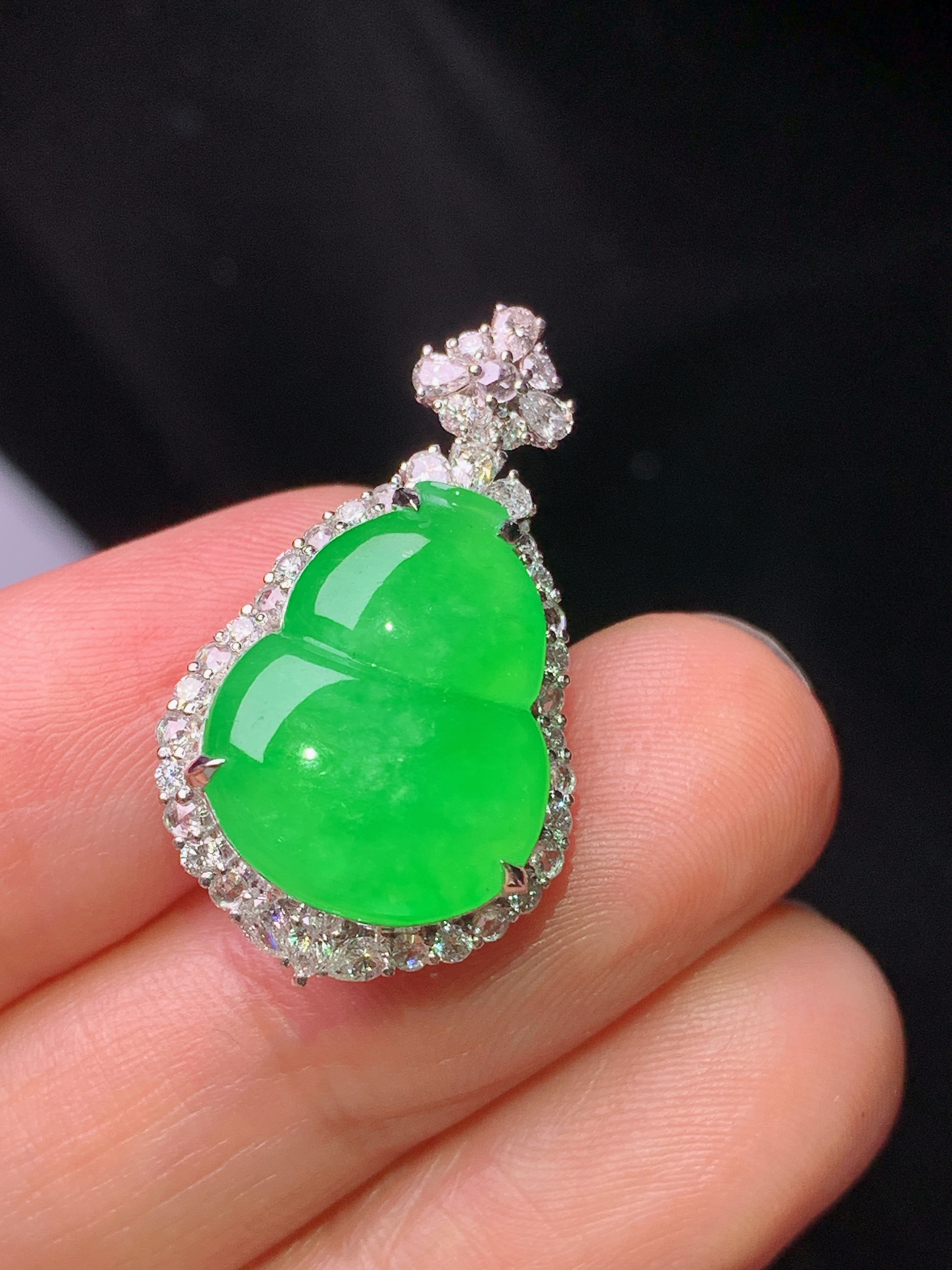 18k金钻镶嵌满绿葫芦吊坠 玉质细腻 色泽艳丽清新 水润亮眼 整体尺寸27*15.5*9.8t2