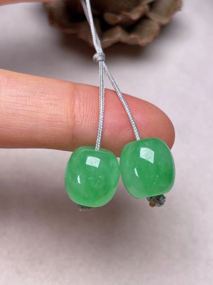 冰种阳绿【路路通】，种水好、玉质细腻 ，卖相好.