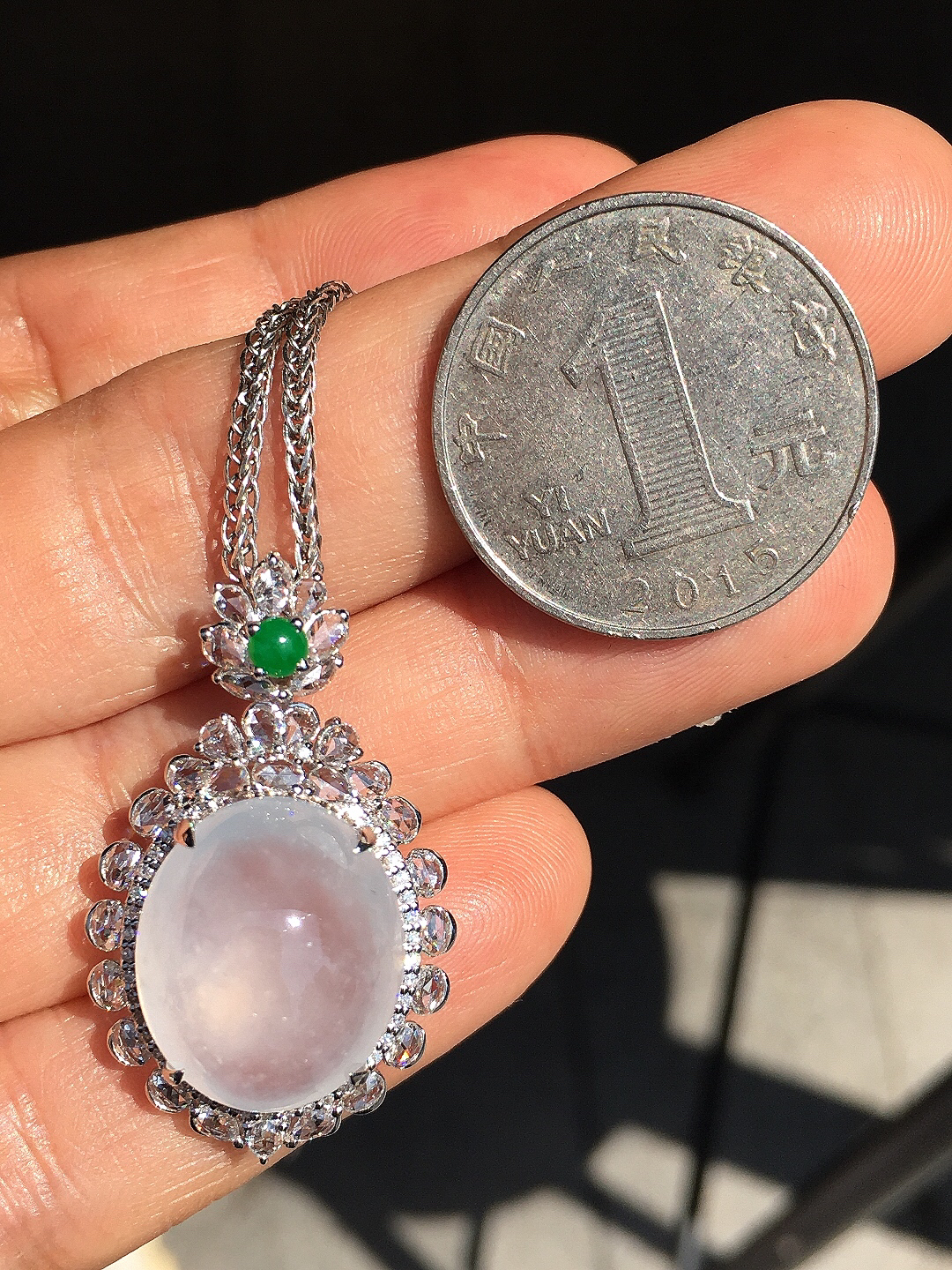 冰种蛋面吊坠，玉质细腻，荧光感超
强，饱满圆润，尽显优雅气质，18k
金豪华镶嵌