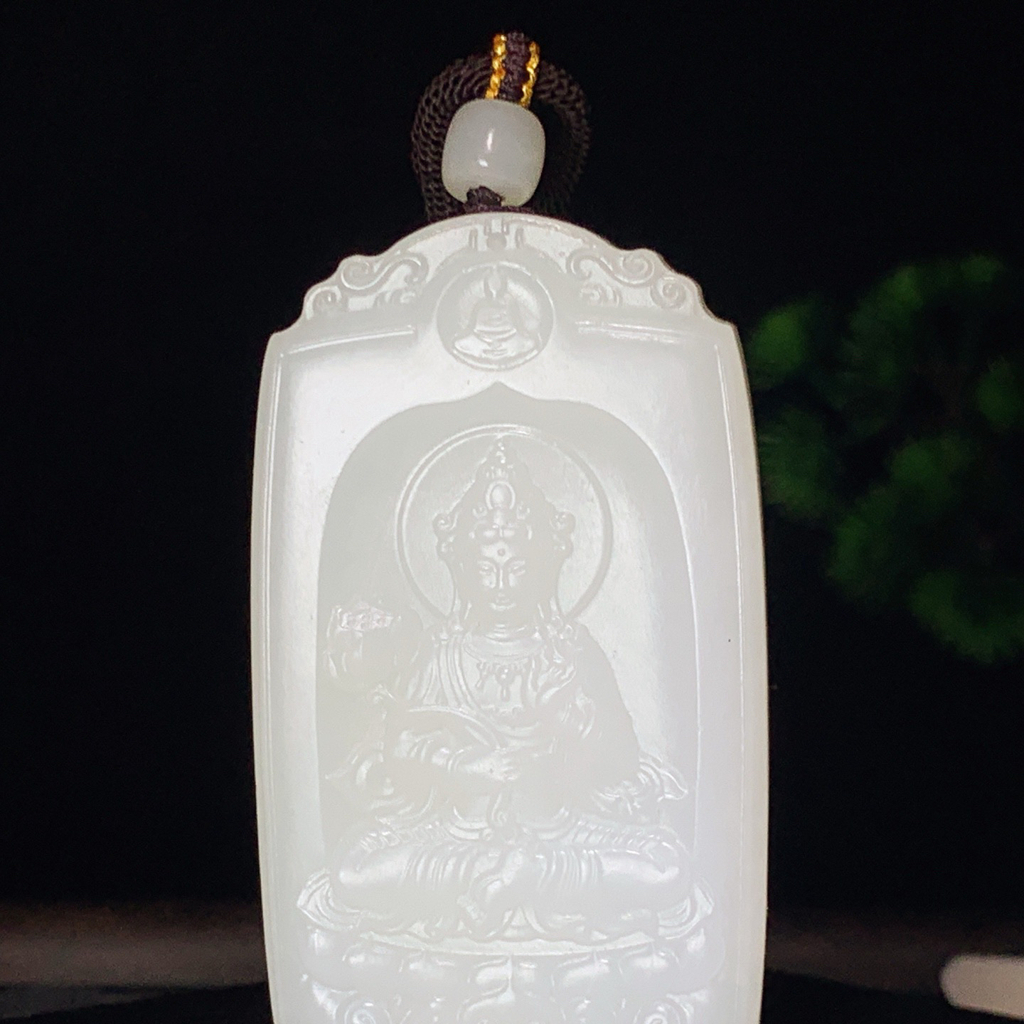 新疆和田玉羊脂白玉座莲观音挂件。尺寸69/39/11重75.5克。玉质细腻油润。手推出油。佩戴高端典雅。lt260310