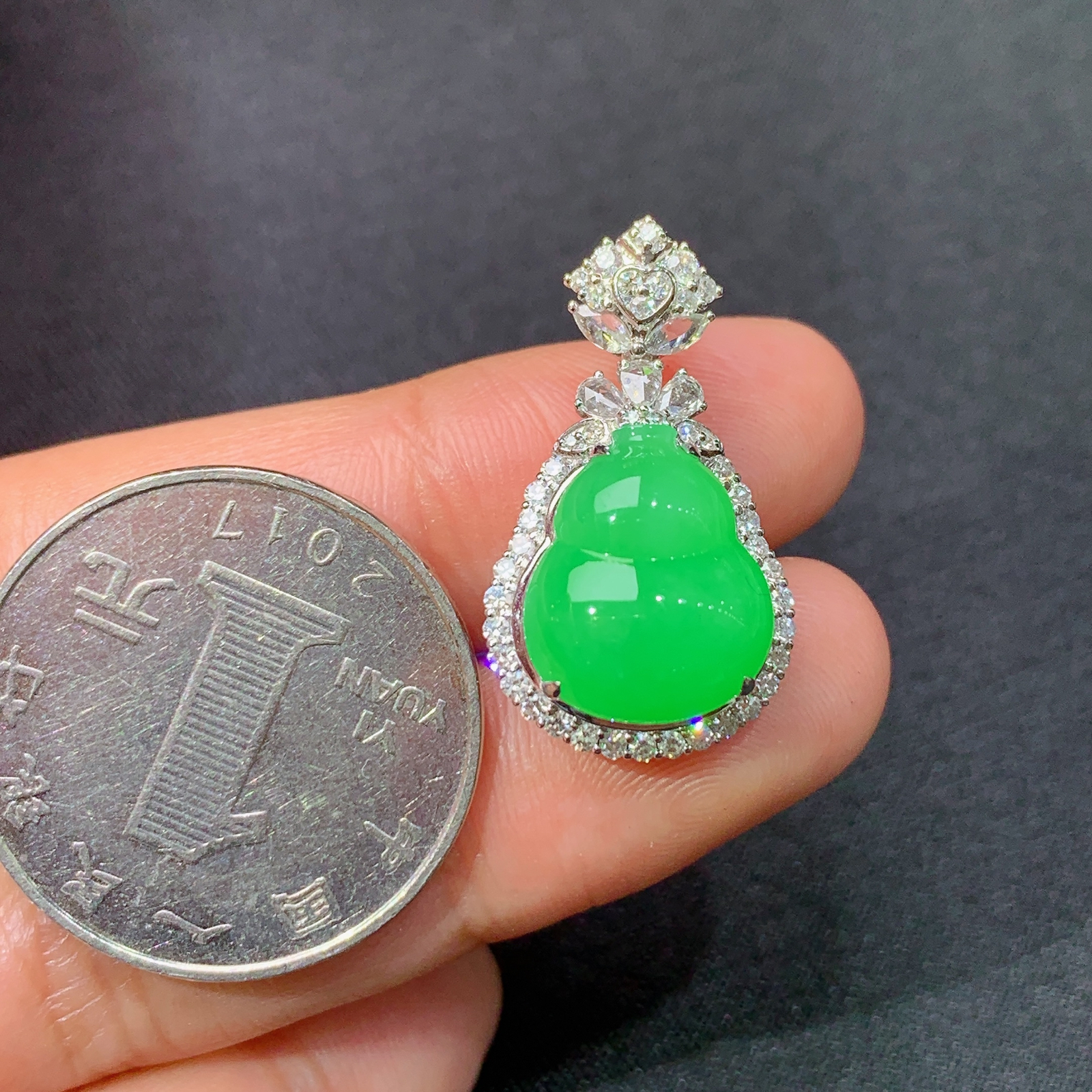 冰阳绿葫芦吊坠，18k金镶嵌，冰润色阳，玉质细腻，种水足，Yh1 尺寸25.3*14.3*9.8