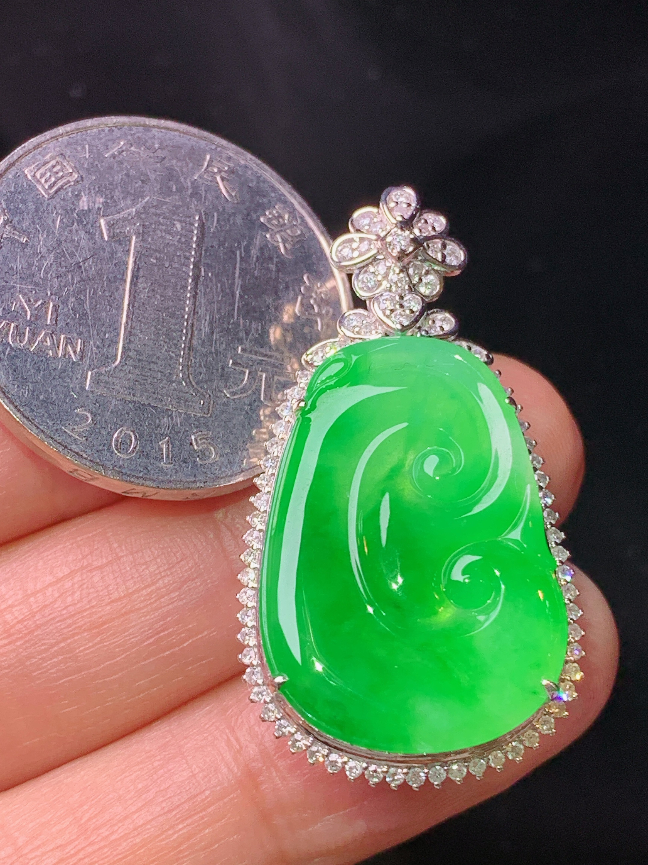 18k金钻镶嵌翠绿如意吊坠 玉质细腻 色泽艳丽清新 水润亮眼 整体尺寸35.6*19.5*9.2L2