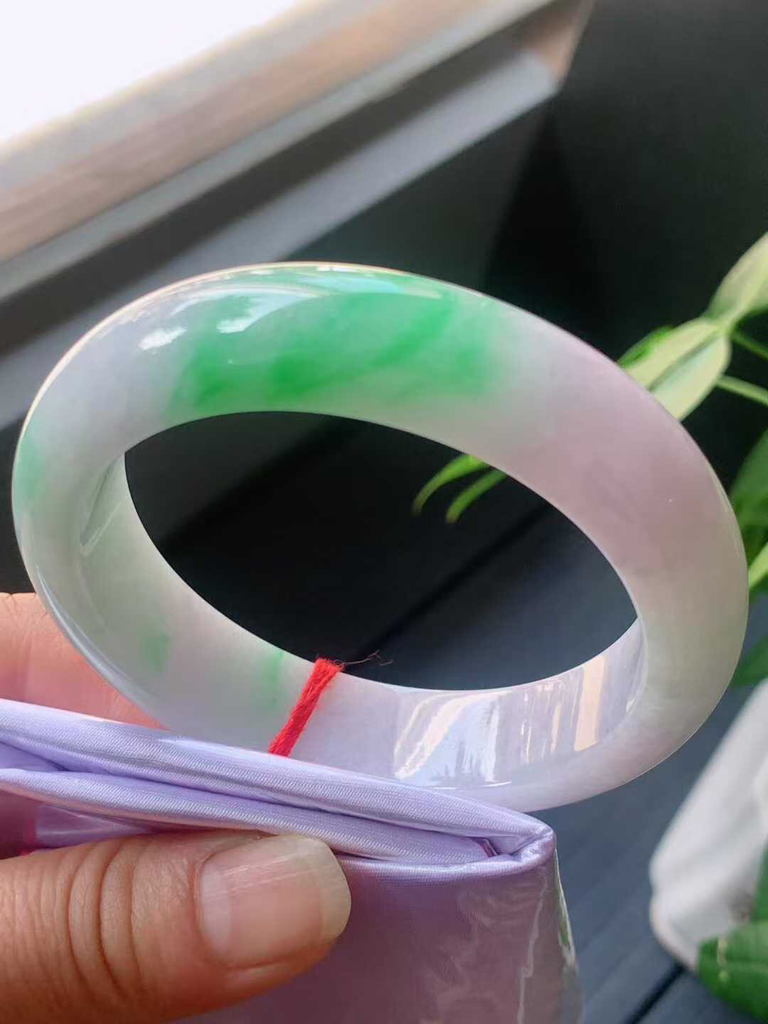 【翡翠名称】冰春彩飘阳绿57.2正圈口手镯
【翡翠尺寸】57.2/14.8/9.3mm适合56-58.3正圈口佩戴
【翡翠描述】宝贝种老水足，玉质细腻，色泽靓丽，性价比高，佩戴效果好！
【其它赠送】权威证书/精美挂绳盒子/支持全国复检