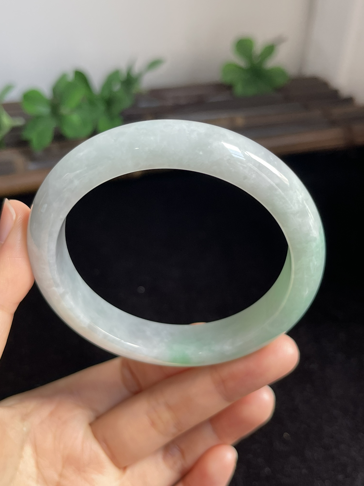 正圈58.5圈口，翡翠糯化种飘绿手镯