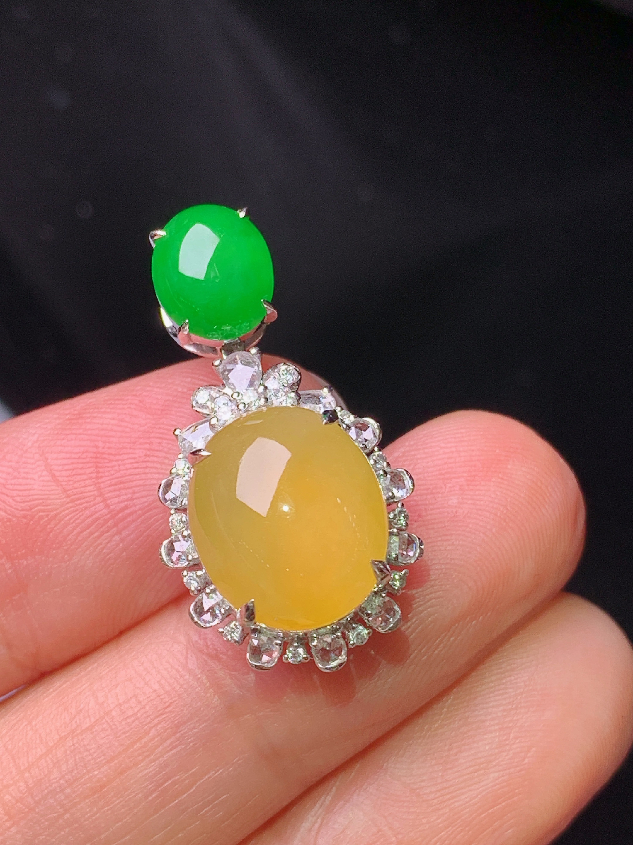 18k金钻镶嵌黄翡蛋面吊坠 玉质细腻 色泽艳丽清新 水润亮眼 整体尺寸27.3*14.5*11.8t