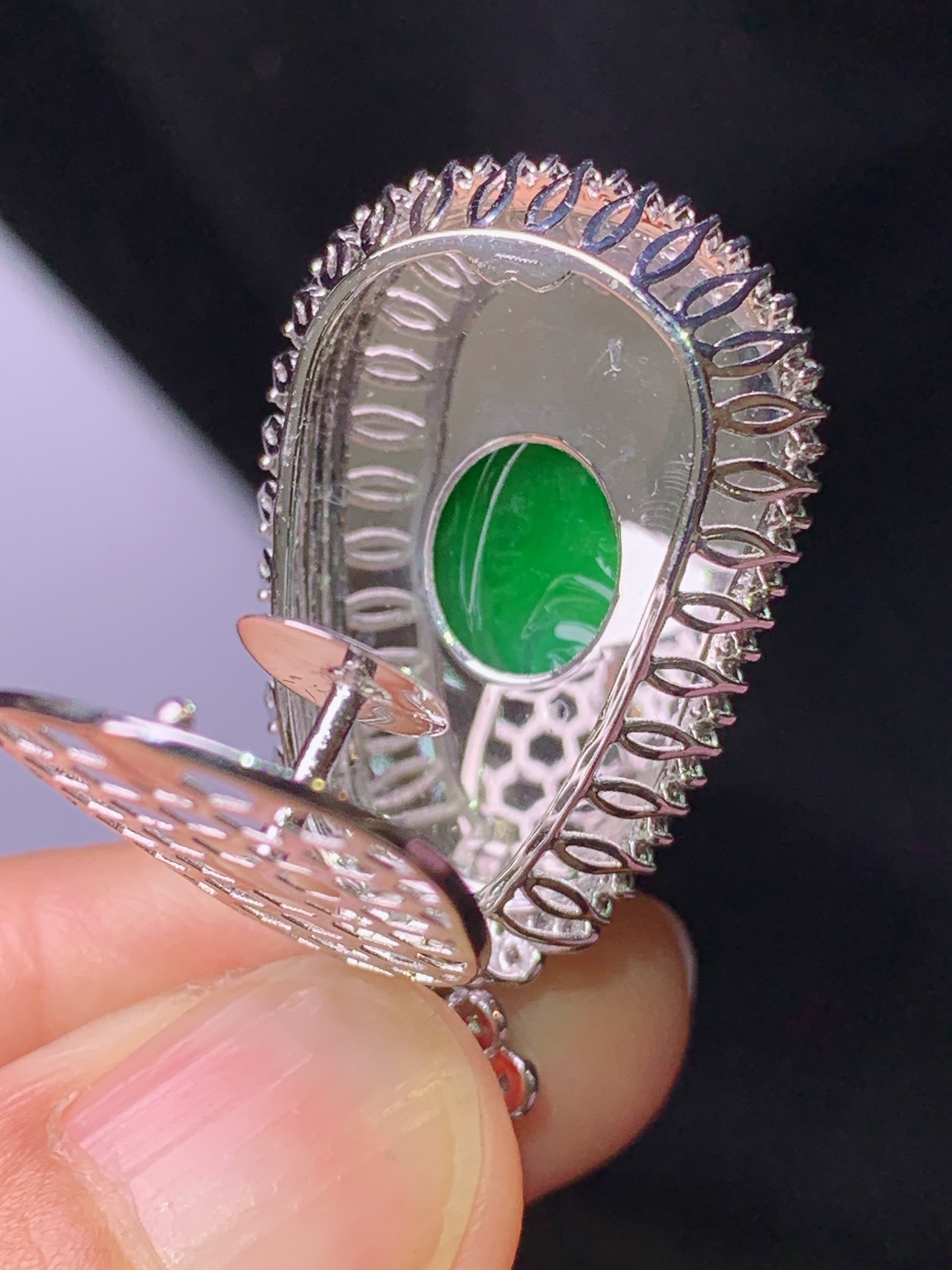 18k金钻镶嵌翠绿如意吊坠 玉质细腻 色泽艳丽清新 水润亮眼 整体尺寸35.6*19.5*9.2L2