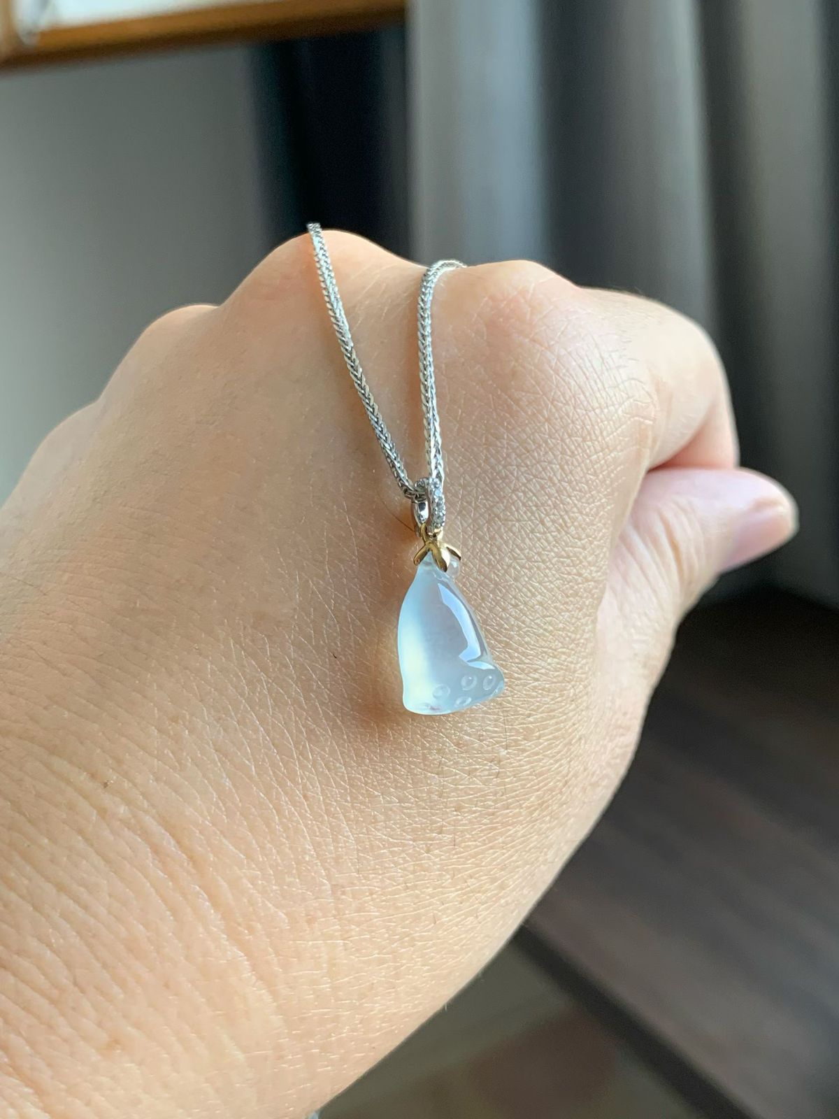 白冰小莲蓬吊坠

裸石14*9.6*5.8 整体长度20.5mm
18k金钻石扣头