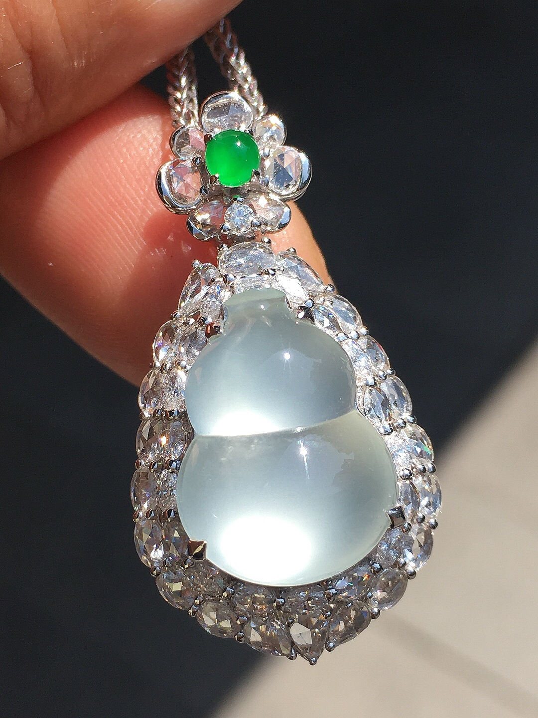 冰种葫芦吊坠，玉质细腻，荧光感超
强，饱满圆润，尽显优雅气质，18k
金豪华镶嵌