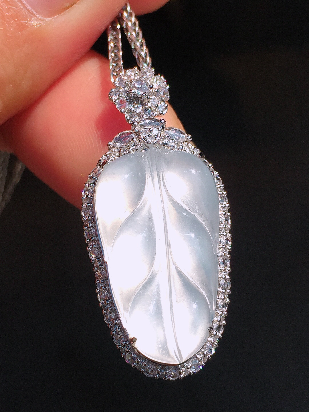 冰种玉叶吊坠，玉质细腻，荧光感超
强，饱满圆润，尽显优雅气质，18k
金豪华镶嵌