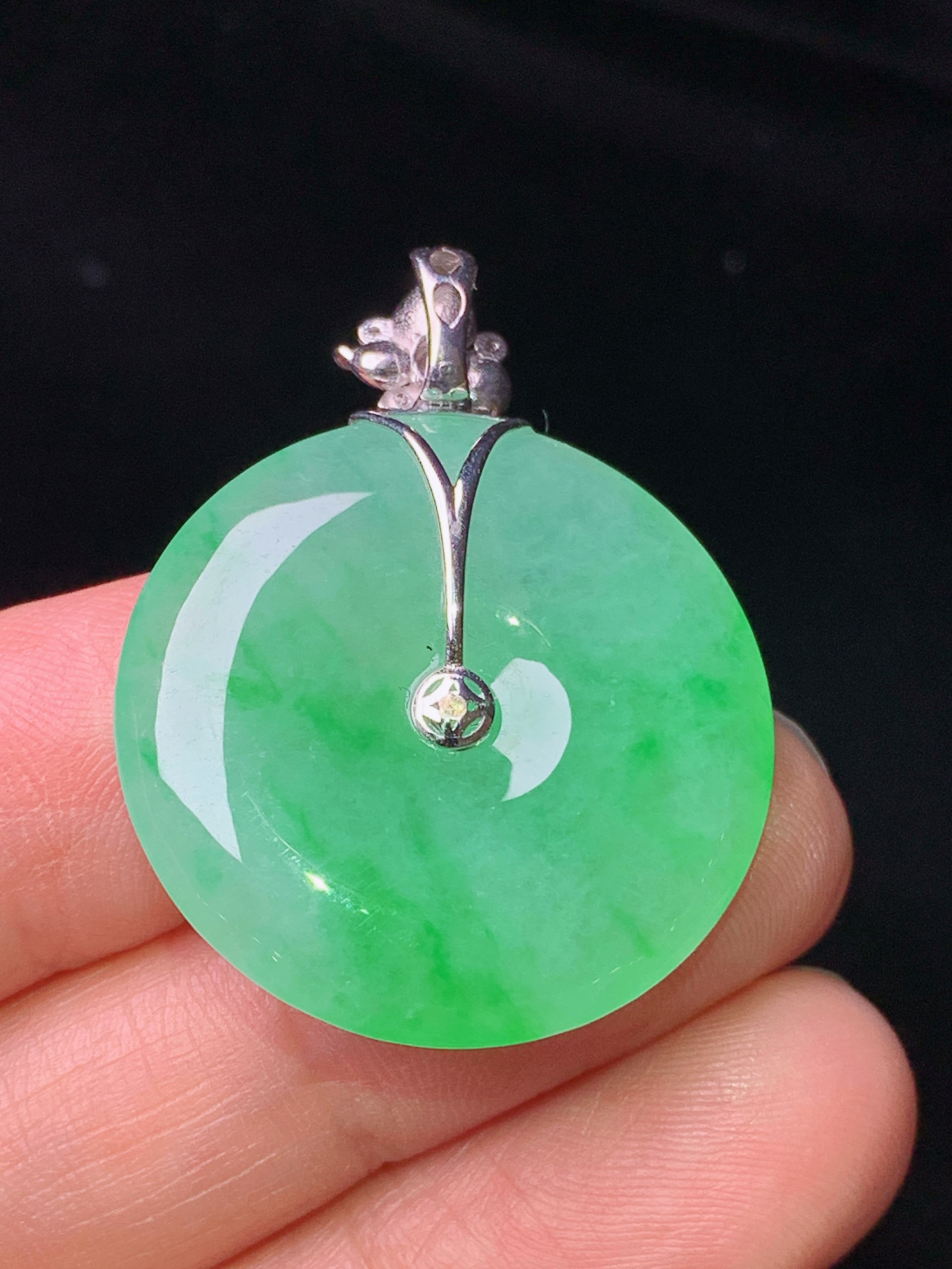 18k金钻镶嵌翠绿平安扣吊坠 玉质细腻 色泽艳丽清新 水润亮眼 整体尺寸34.3*26.3*5y2