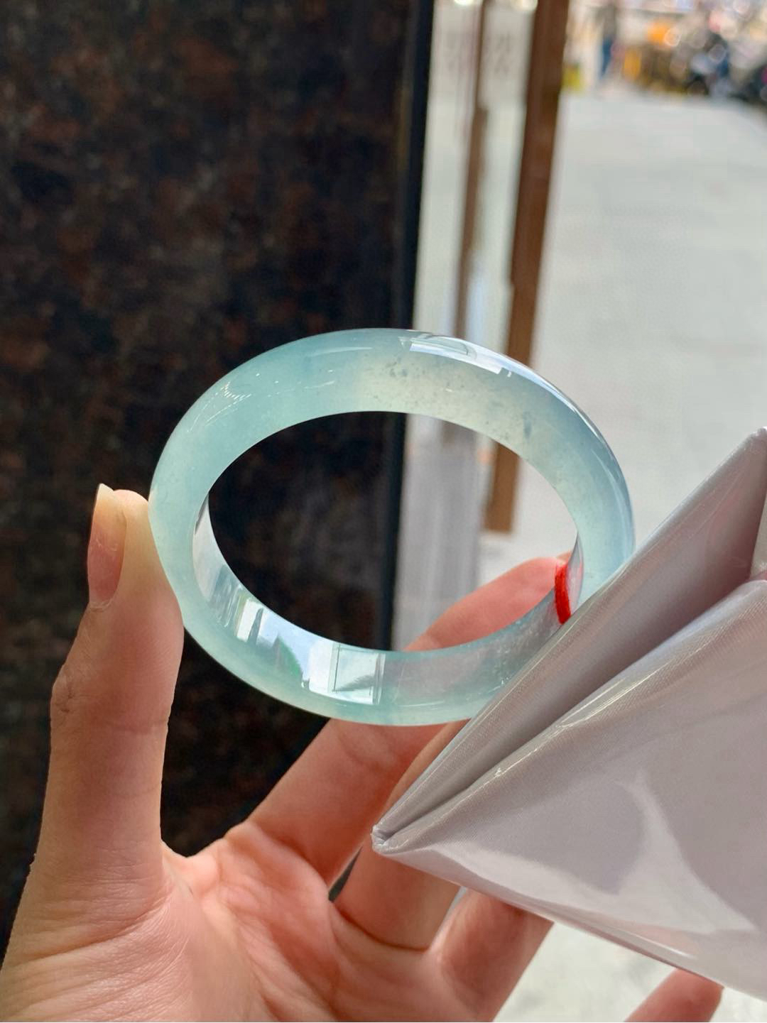 冰晴蓝正圈
50.9-12.5-7.5
温婉的冰晴蓝绿，同晨曦初照下的江南水乡，一抹清新，悠然自得！