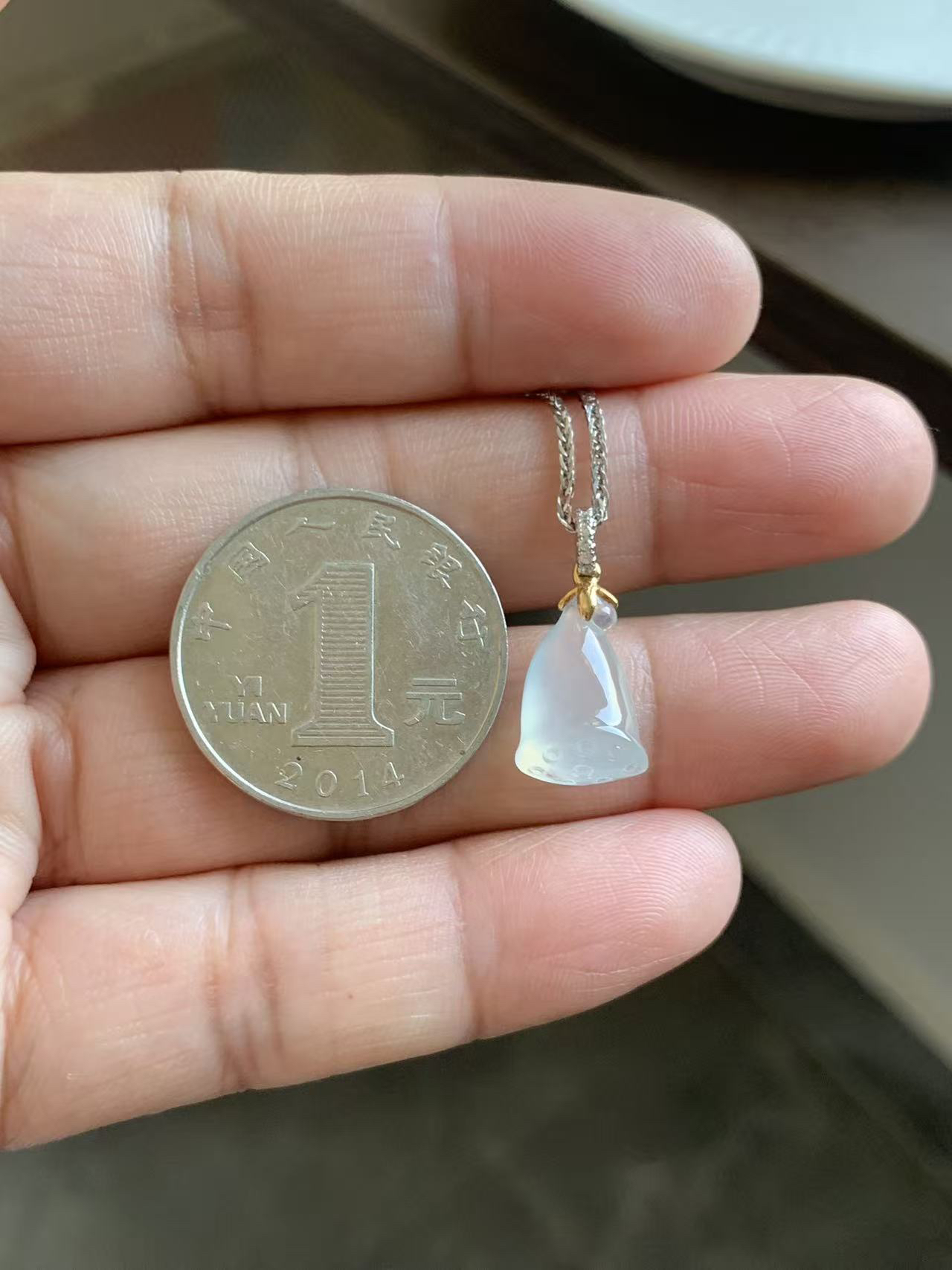 白冰小莲蓬吊坠

裸石14*9.6*5.8 整体长度20.5mm
18k金钻石扣头