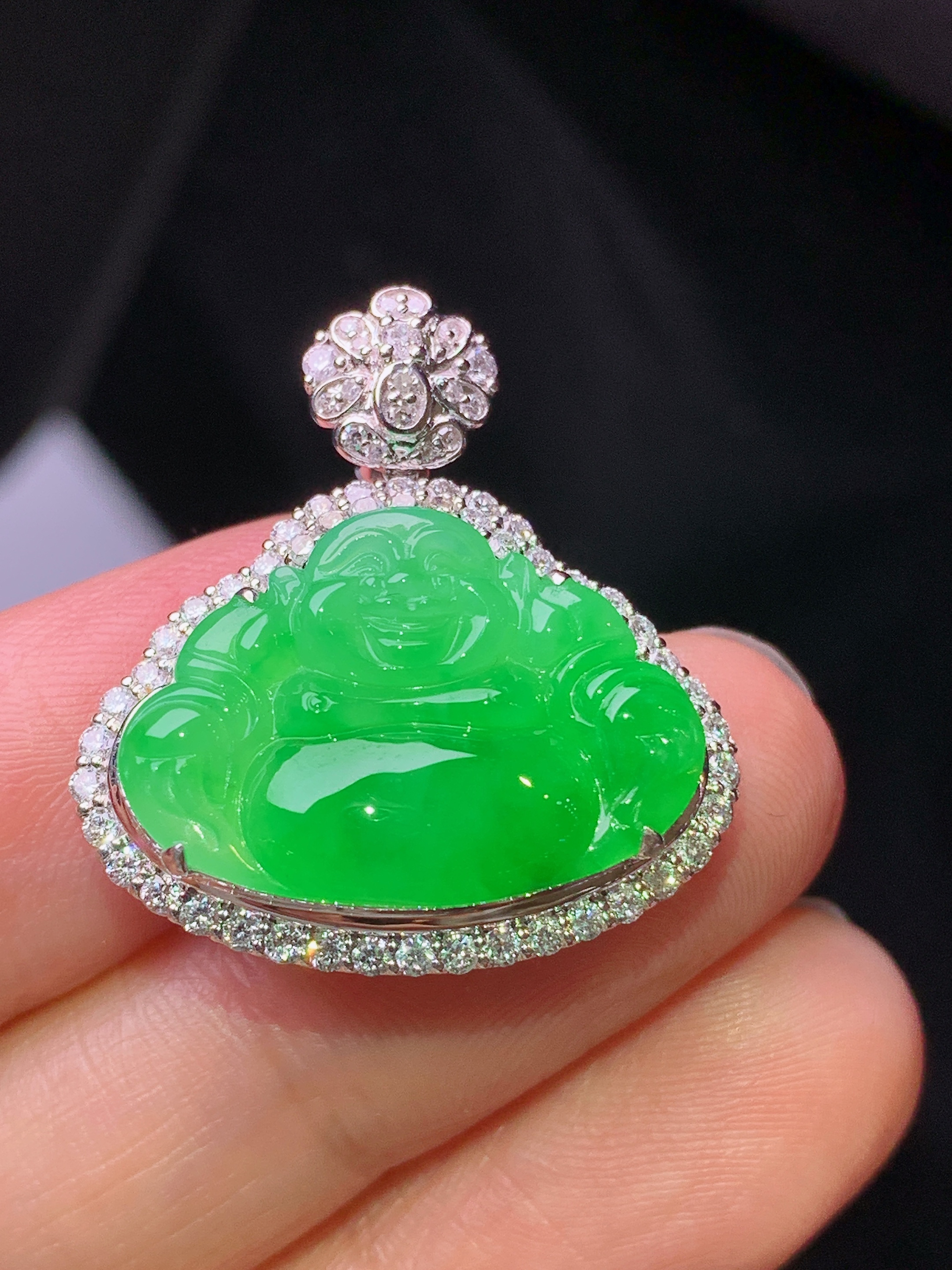 18k金钻镶嵌翠绿佛公吊坠 玉质细腻 色泽艳丽清新 水润亮眼 整体尺寸25.8*24*8.5h1