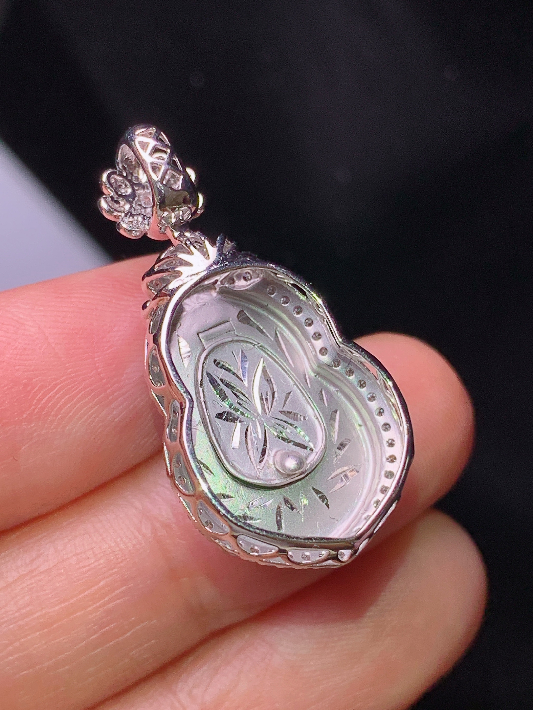 18k金钻镶嵌满绿葫芦吊坠 玉质细腻 色泽艳丽清新 水润亮眼 整体尺寸30*15*11.8h1