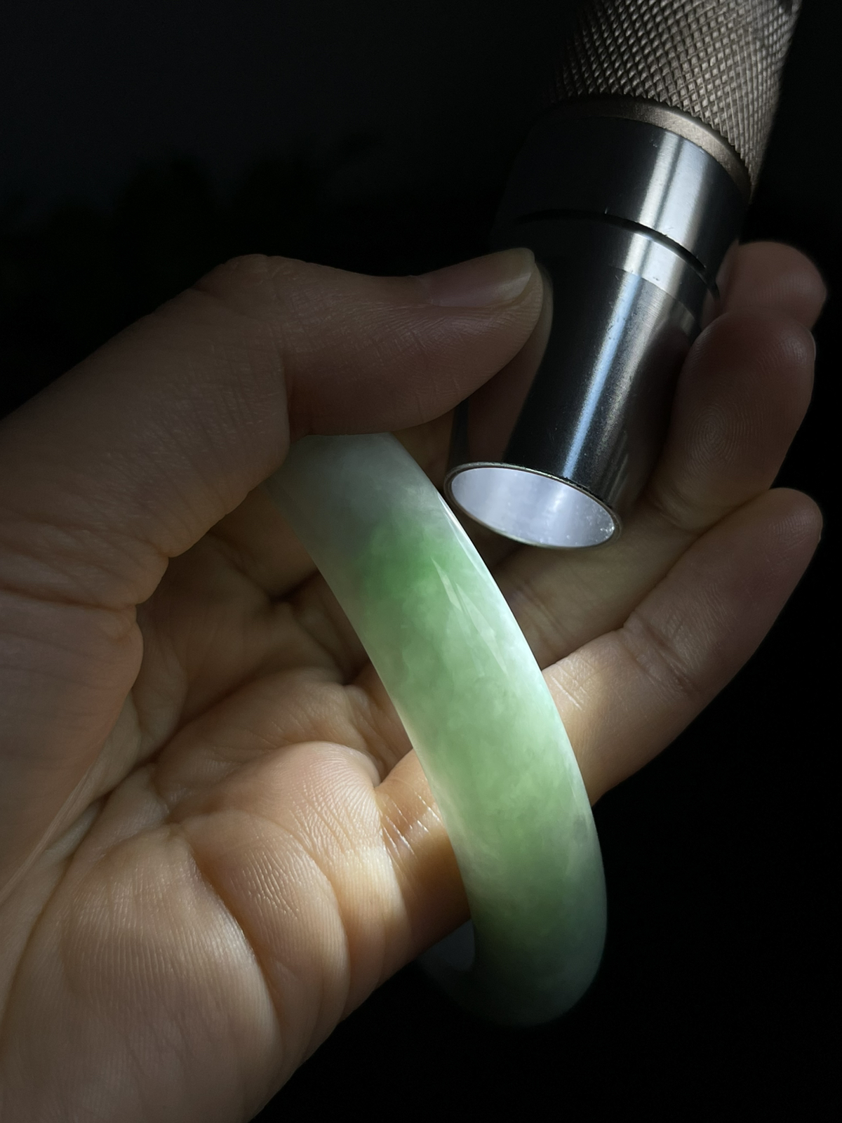 正圈58.5圈口，翡翠糯化种飘绿手镯