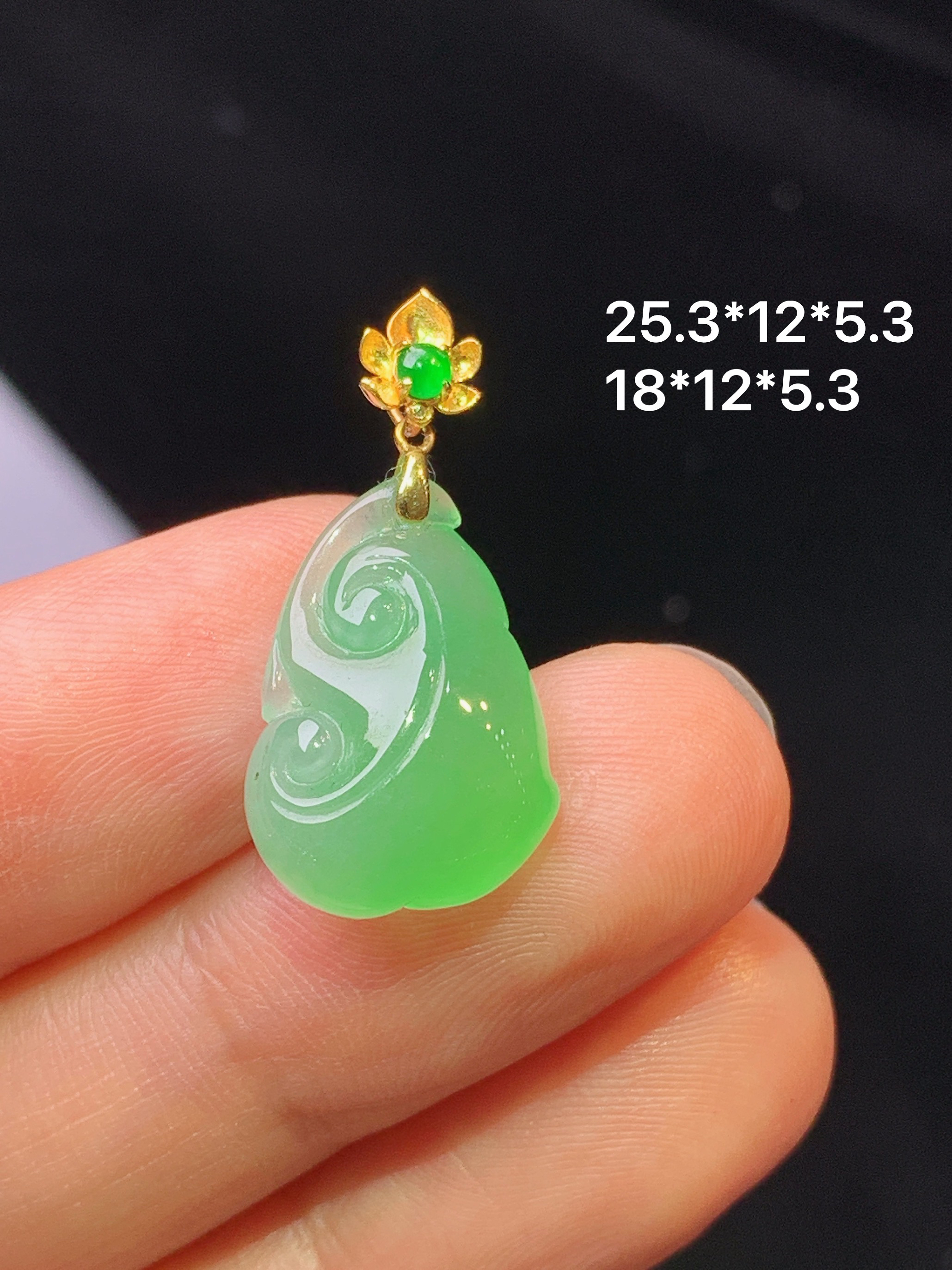 18k金镶嵌翠绿如意吊坠 玉质细腻 色泽艳丽清新 水润亮眼 整体尺寸25.3*12*5.3y2
