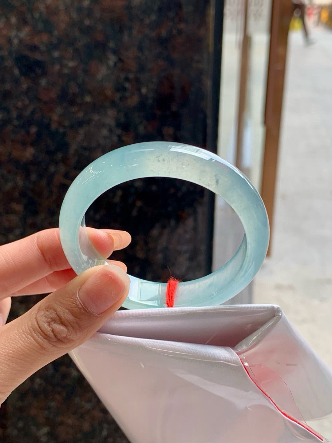 冰晴蓝正圈
50.9-12.5-7.5
温婉的冰晴蓝绿，同晨曦初照下的江南水乡，一抹清新，悠然自得！