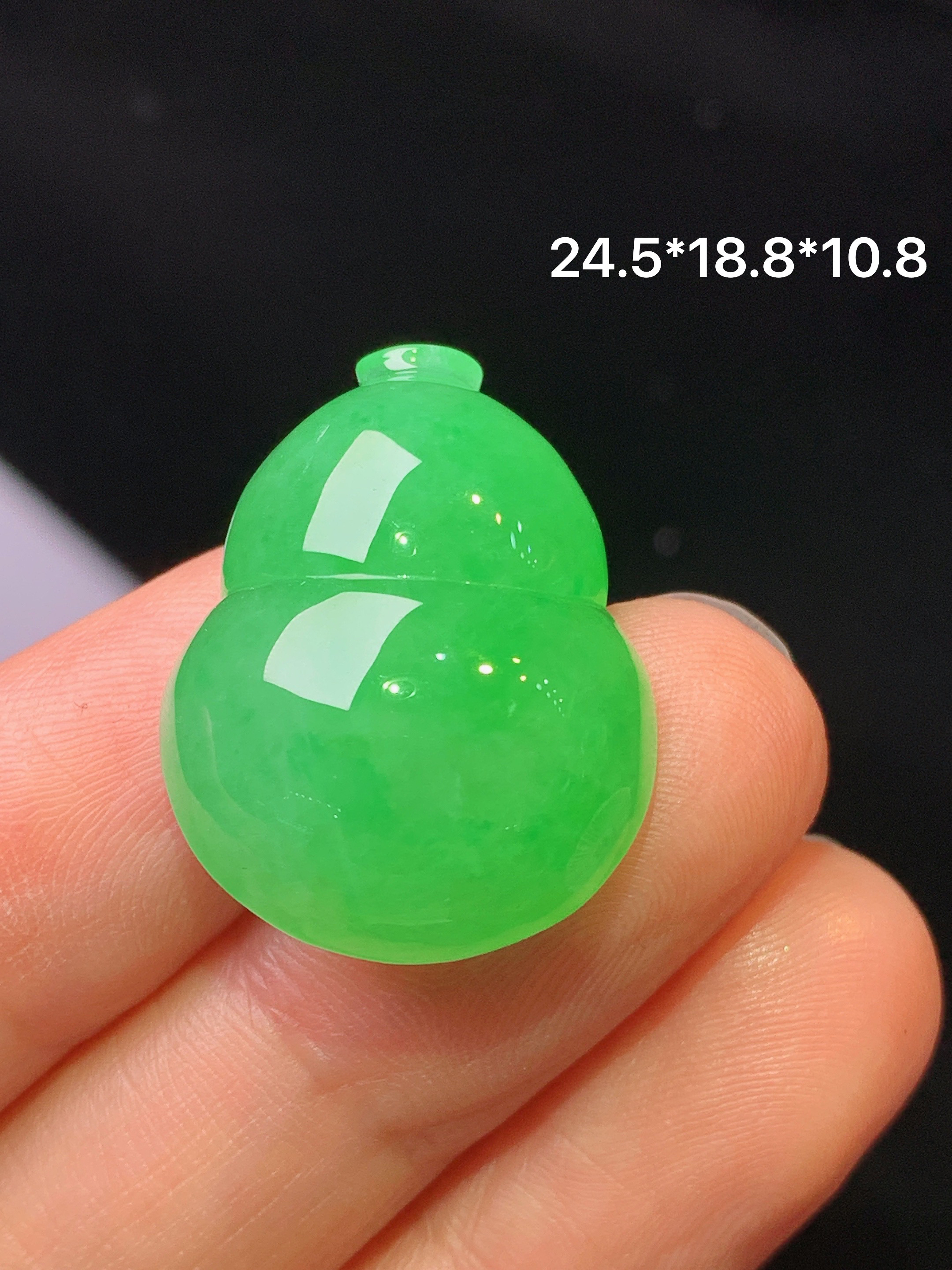 镶嵌款 满绿葫芦吊坠 玉质细腻 色泽艳丽清新 水润亮眼 整体尺寸24.5*18.8*10.8y2