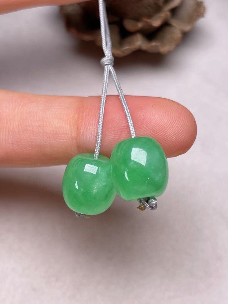 冰种阳绿【路路通】，种水好、玉质细腻 ，卖相好.