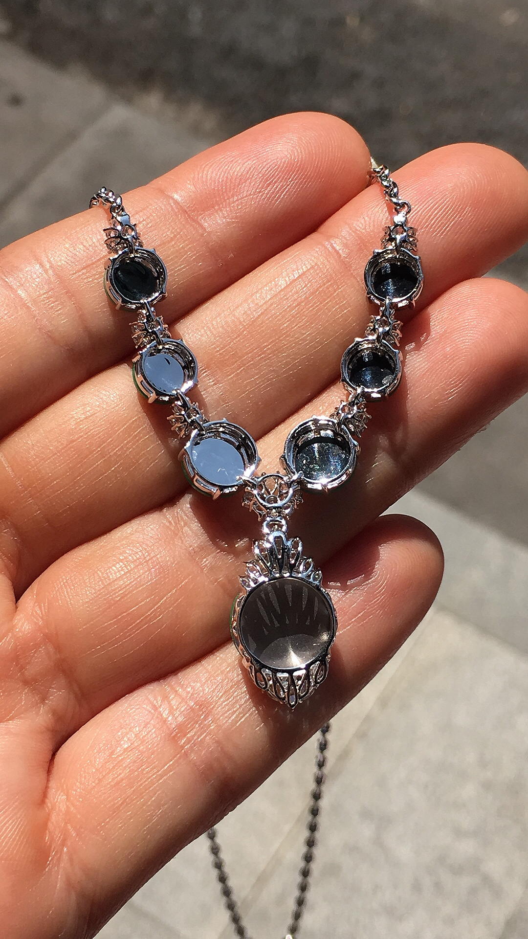 阳绿平安扣锁骨链，色泽均匀艳丽，玉质细腻，荧光感超
强，饱满圆润，尽显优雅气质，18k
金豪华镶嵌