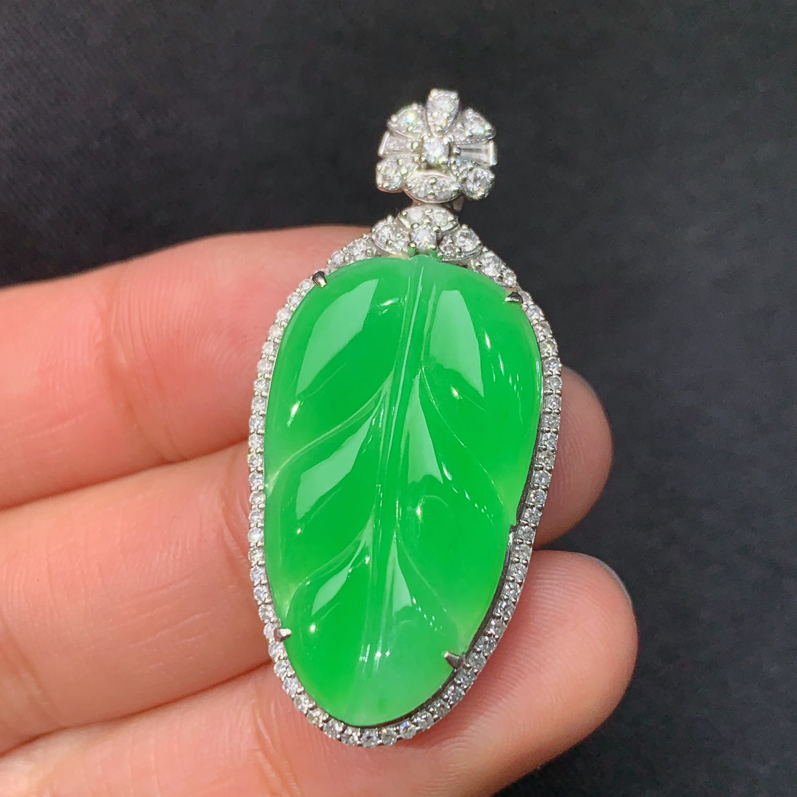 冰阳绿树叶吊坠，18k金镶嵌，冰润色阳，玉质细腻，种水足，Lp 尺寸39.1*18.2*7.8