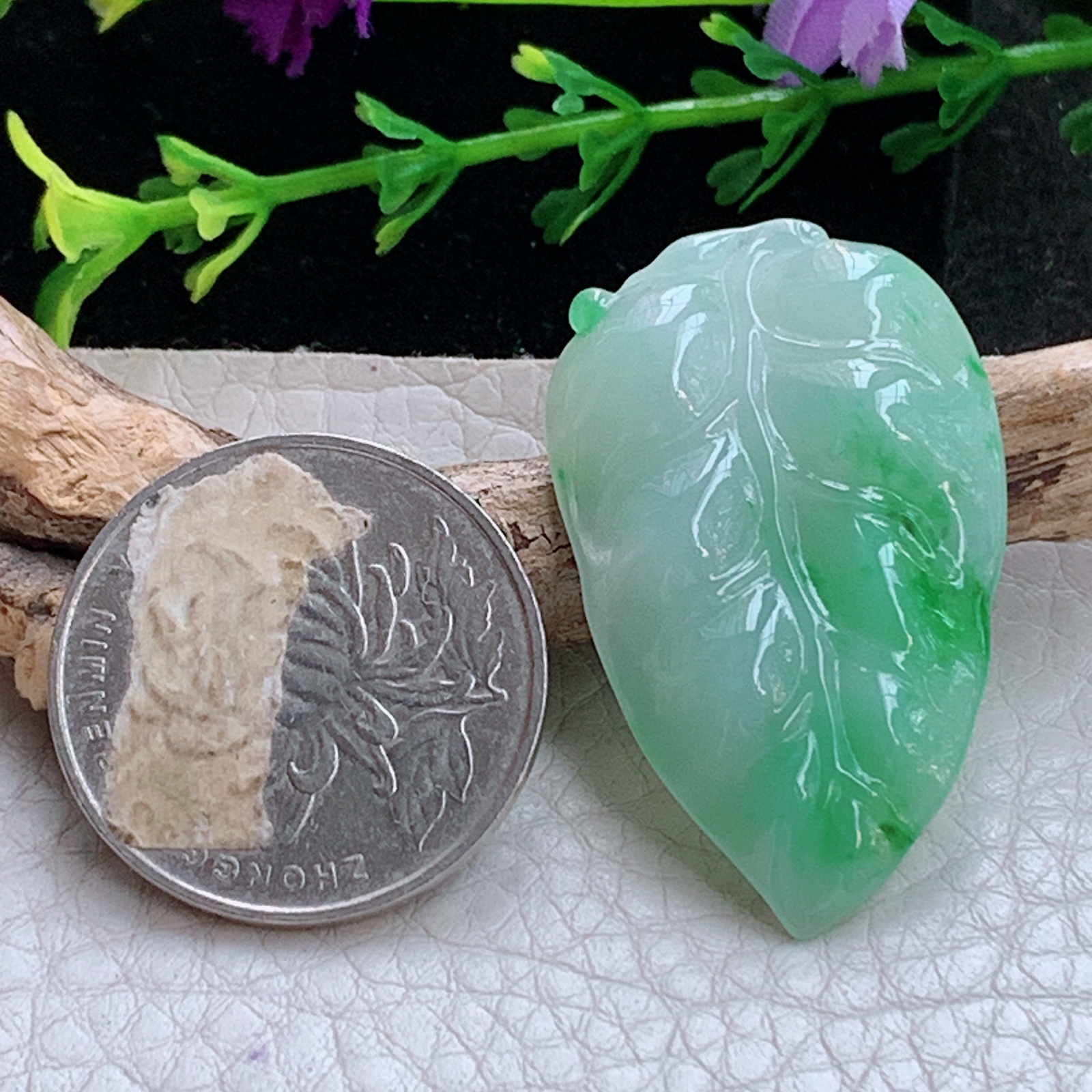 lz实拍37*23*5缅甸翡翠精雕冰飘绿花叶子吊坠 大业有成玉坠