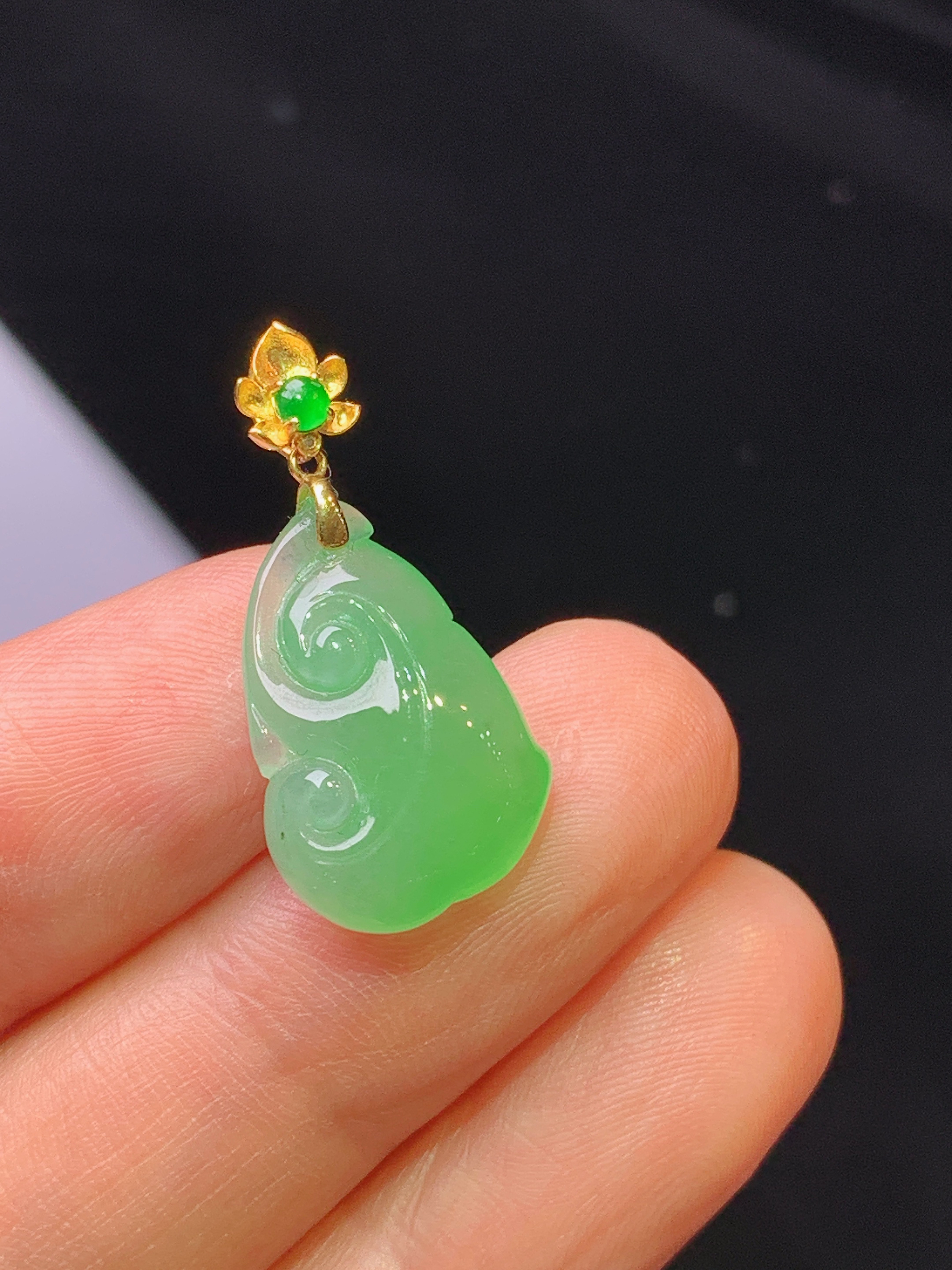 18k金镶嵌翠绿如意吊坠 玉质细腻 色泽艳丽清新 水润亮眼 整体尺寸25.3*12*5.3y2