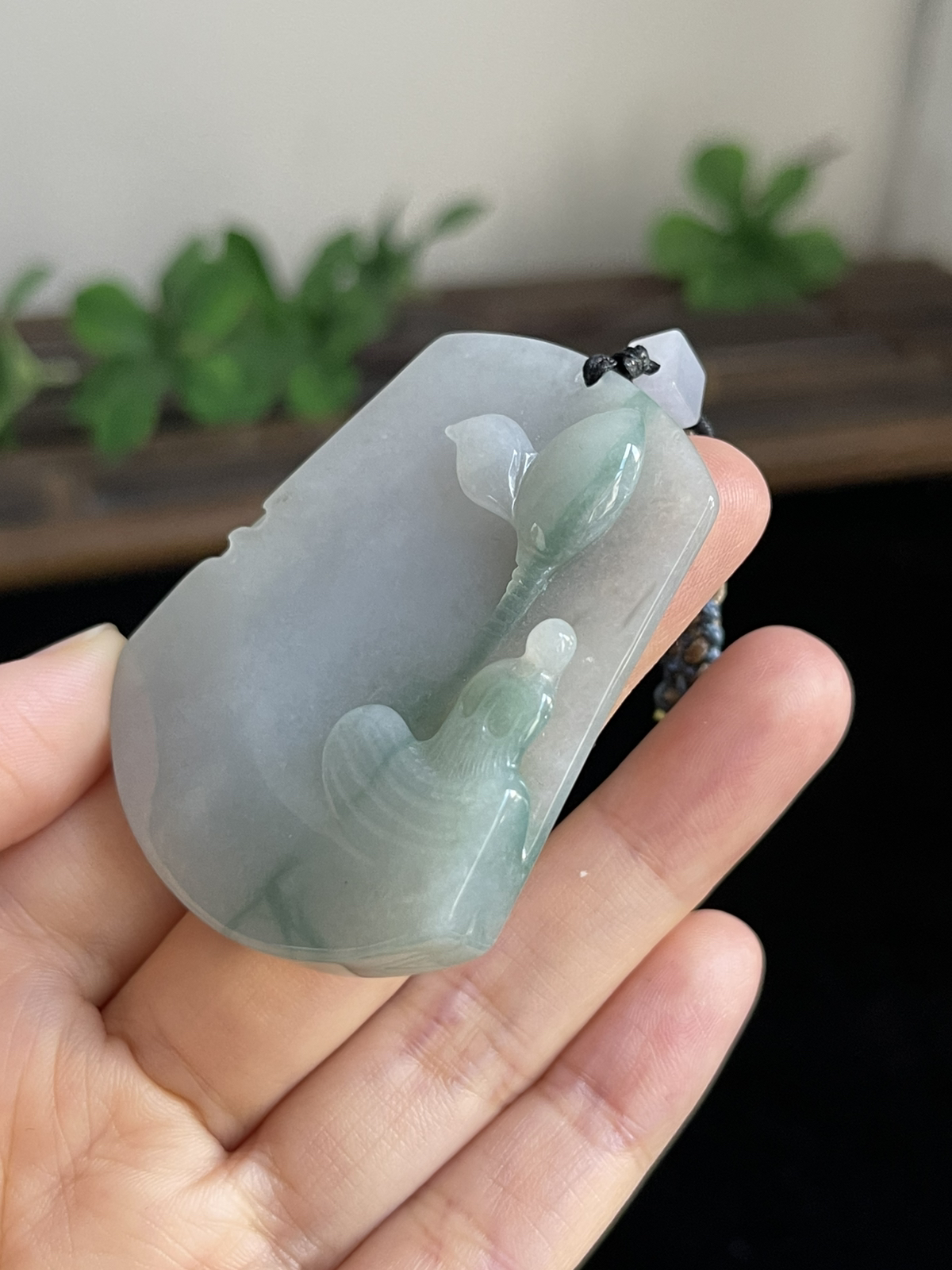 翡翠糯化种飘花吊坠，配珠未测