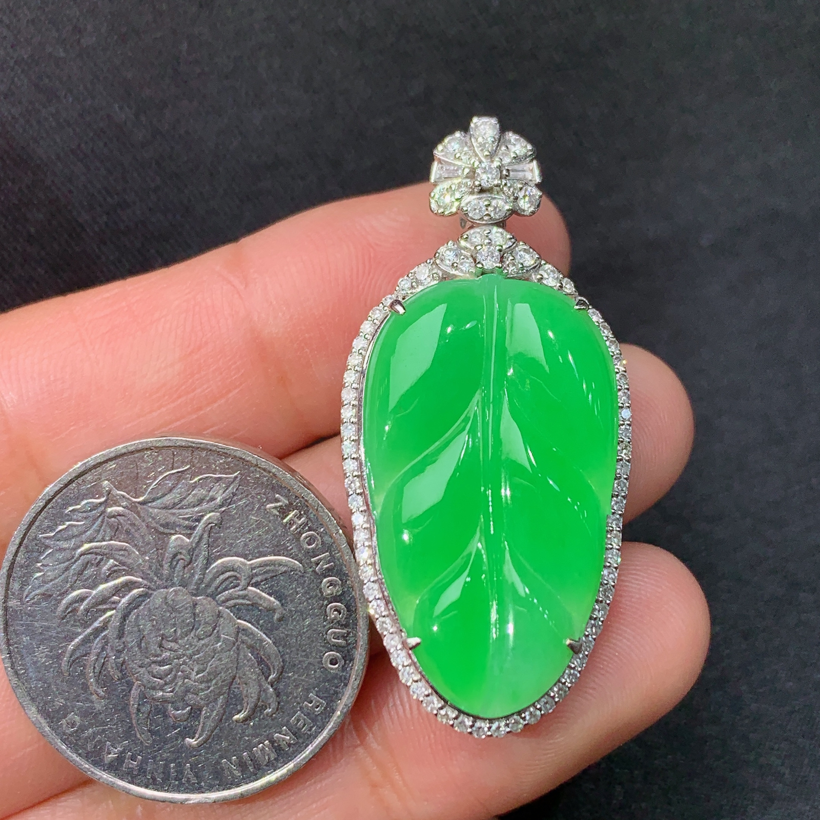 冰阳绿树叶吊坠，18k金镶嵌，冰润色阳，玉质细腻，种水足，Lp 尺寸39.1*18.2*7.8