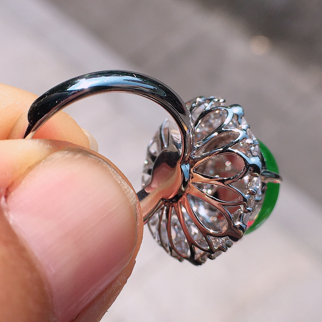 阳绿蛋面戒指，色泽均匀艳丽，玉质细腻，荧光感超
强，饱满圆润，尽显优雅气质，18k
金豪华镶嵌