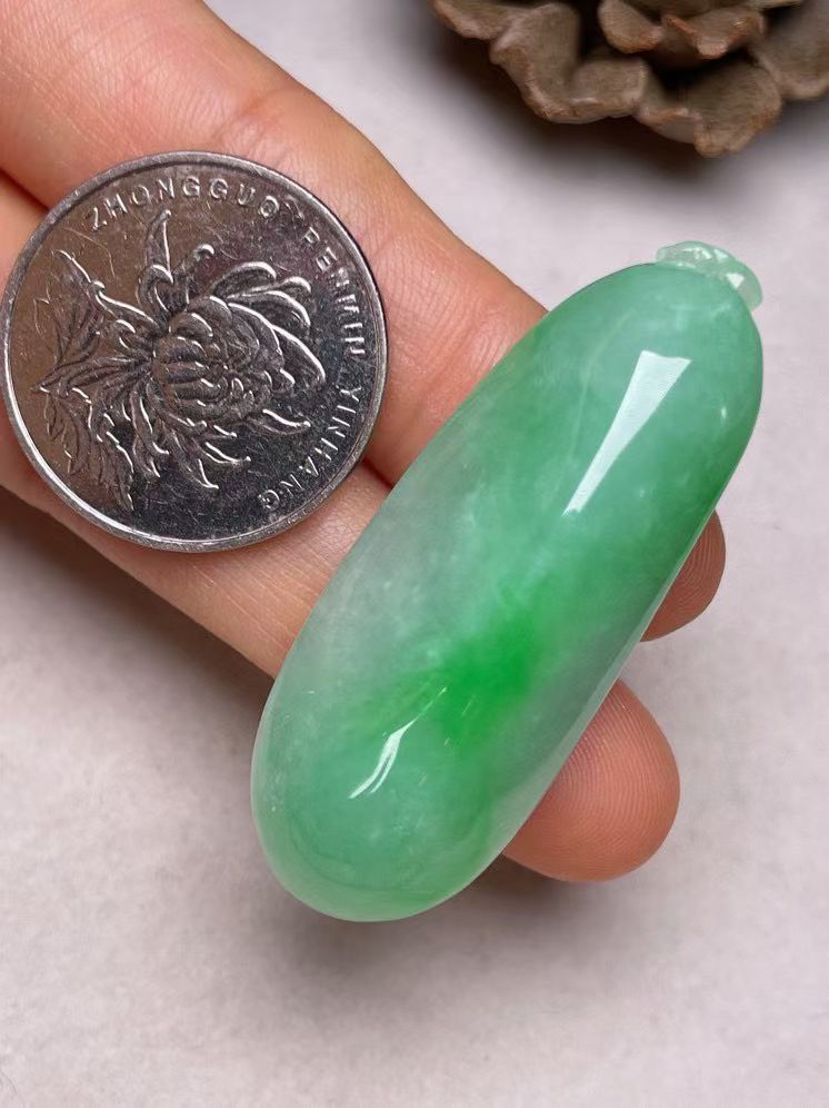 冰糯种飘绿【福瓜】吊坠，种水好、玉质细腻 ，卖相好‘