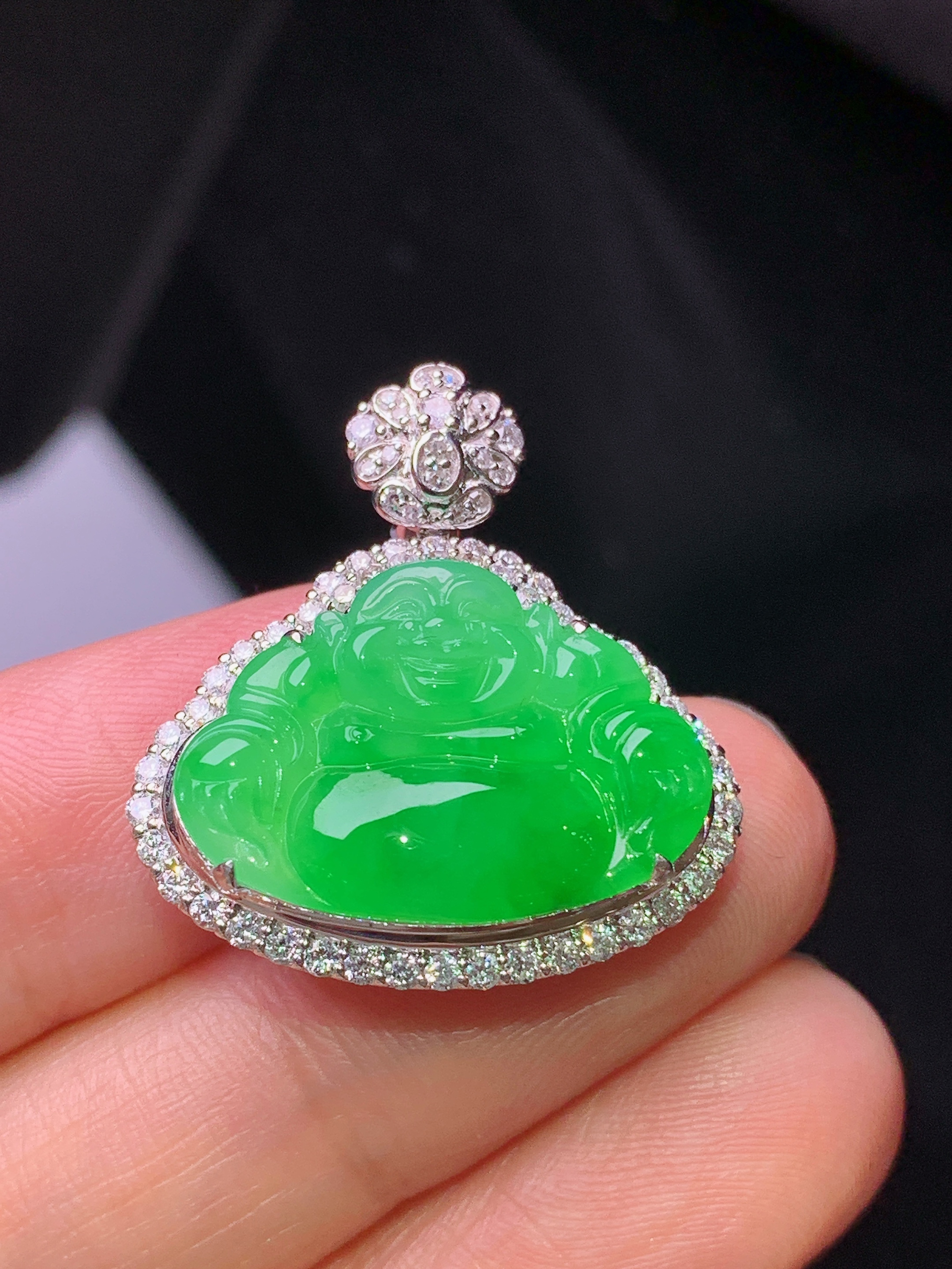 18k金钻镶嵌翠绿佛公吊坠 玉质细腻 色泽艳丽清新 水润亮眼 整体尺寸25.8*24*8.5h1