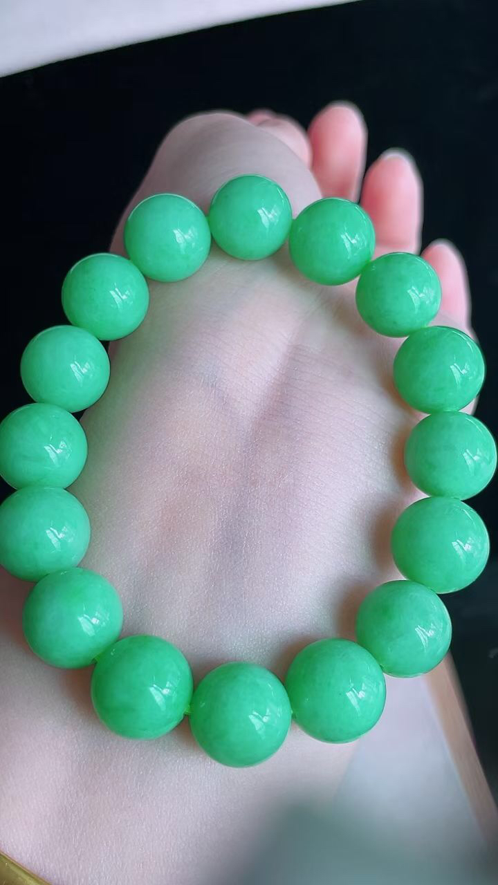 【翡翠名称】老坑种满阳绿圆珠手串手链
【翡翠尺寸】珠子平均尺寸12.3mm
【翡翠描述】宝贝种老水足