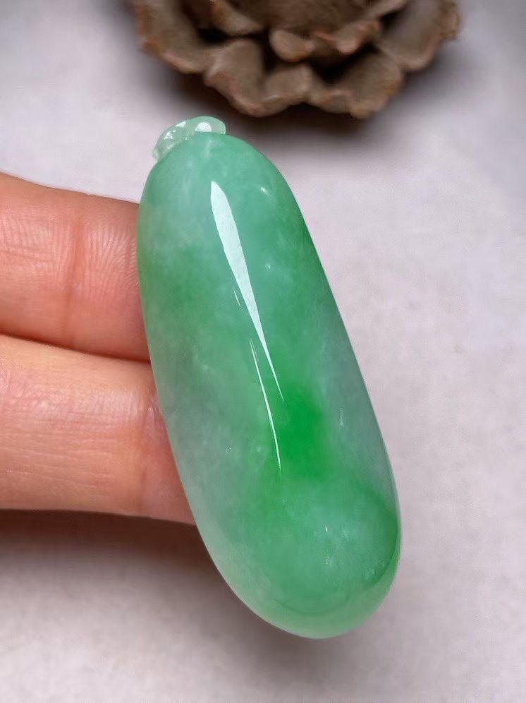 冰糯种飘绿【福瓜】吊坠，种水好、玉质细腻 ，卖相好‘