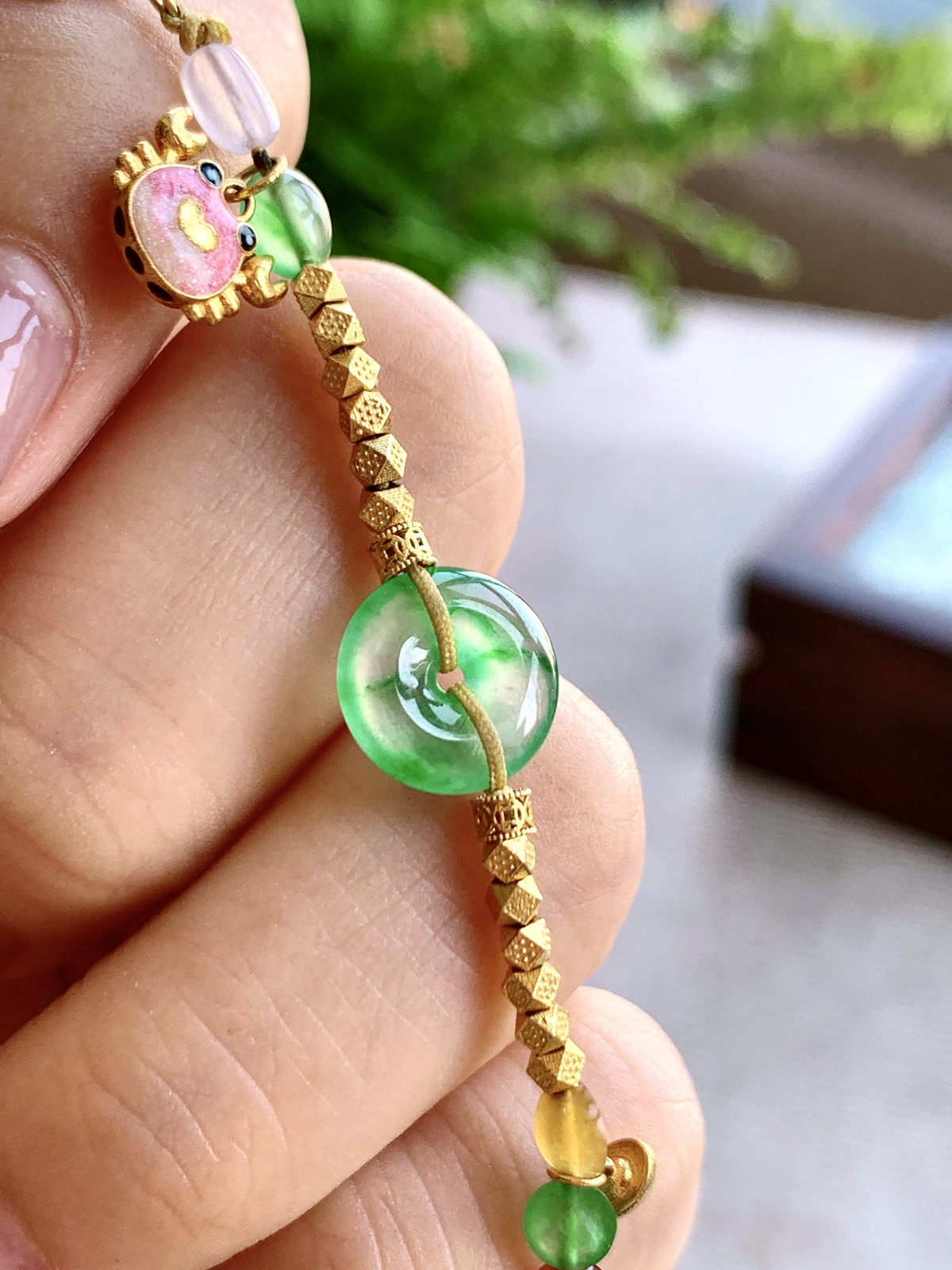 18k金镶嵌设计款飘绿花平安扣手链
裸石尺寸：10.6-2.8