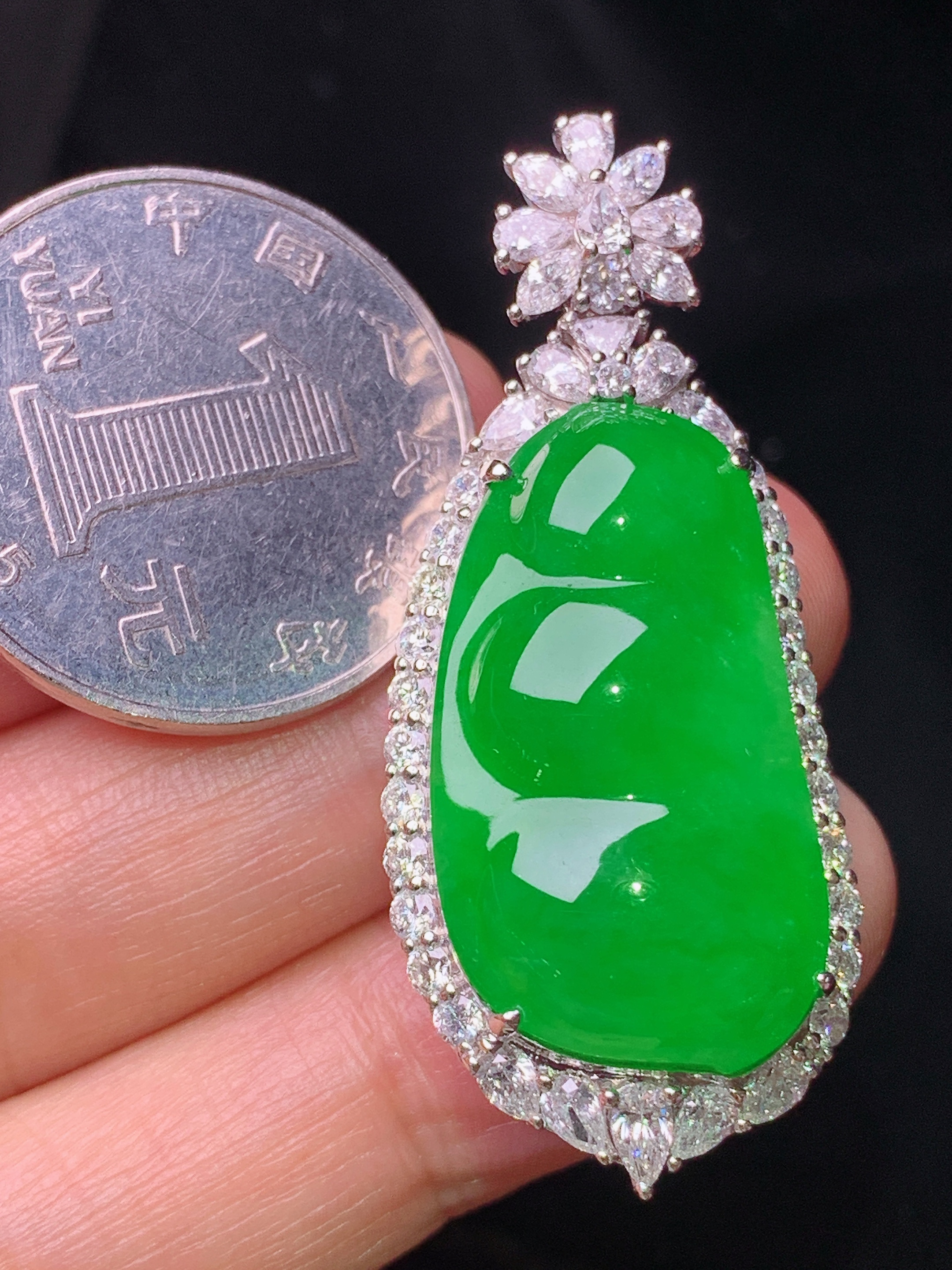 18k金钻镶嵌满绿四季豆吊坠 玉质细腻 色泽艳丽清新 水润亮眼 整体尺寸44.5*18.8*13.5t2