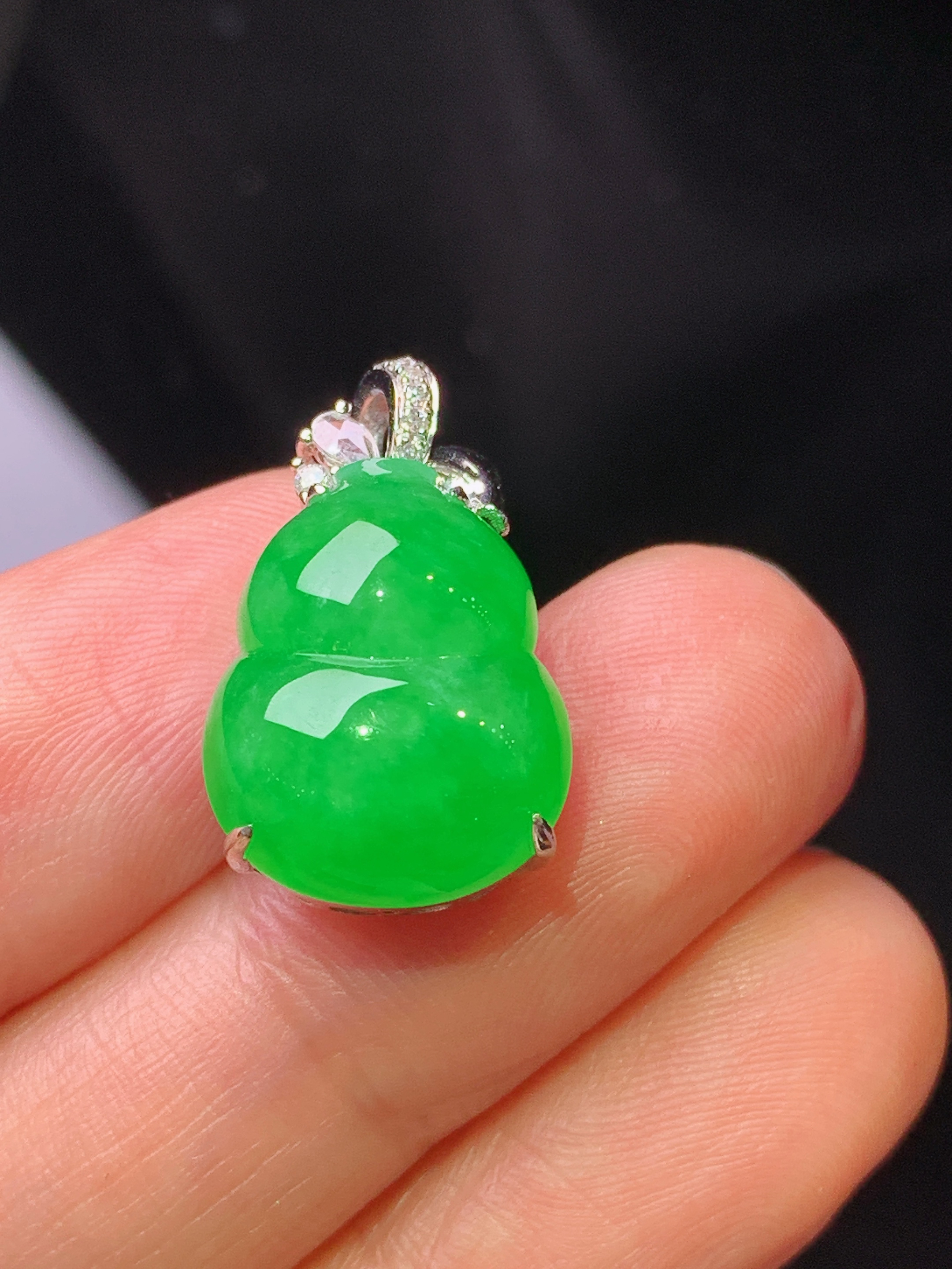 18k金钻镶嵌翠绿葫芦吊坠 玉质细腻 色泽艳丽清新 水润亮眼 整体尺寸20.6*12.5*8.8L2