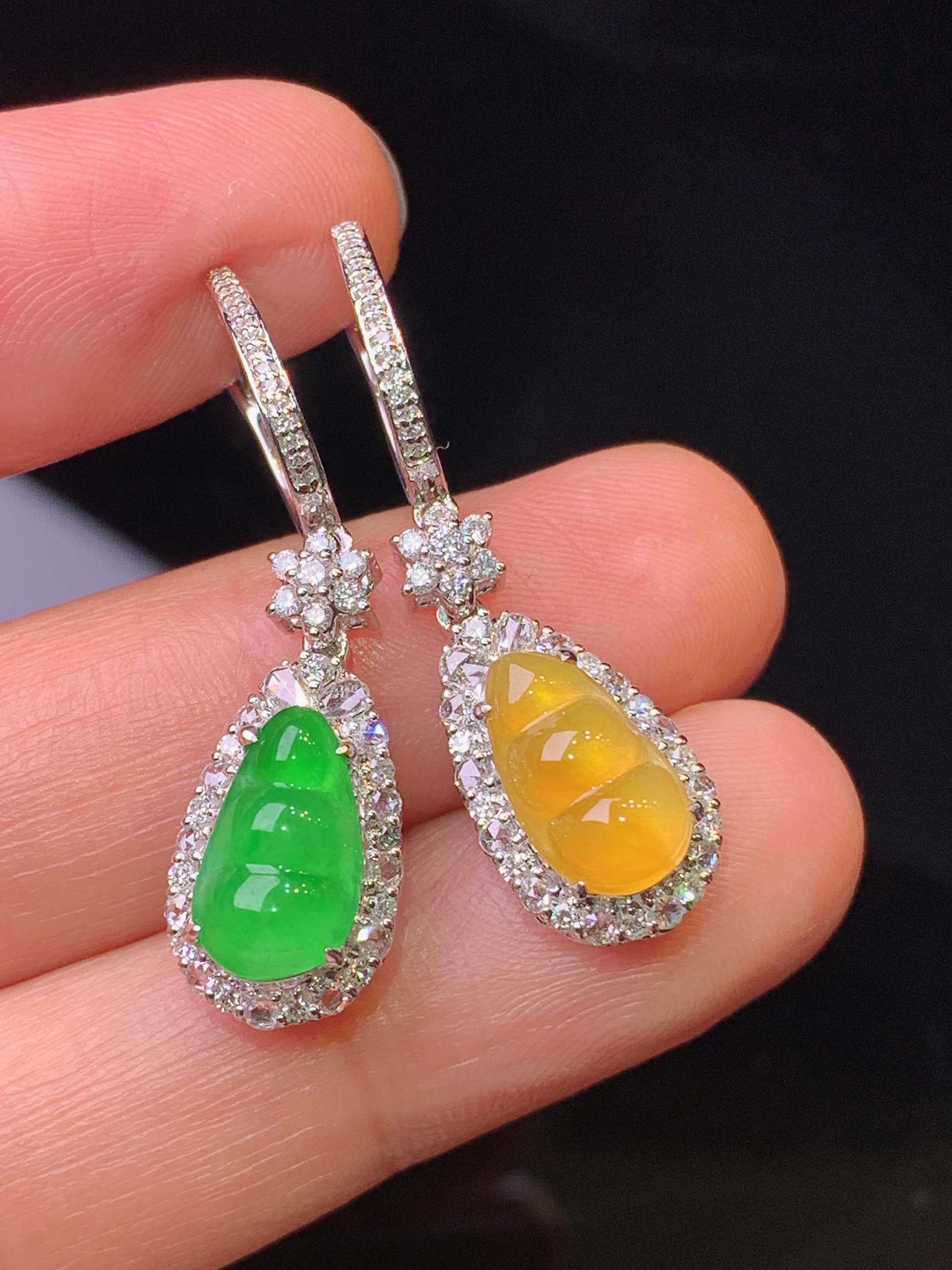 18k金钻镶嵌黄绿四季豆耳坠 玉质细腻 色泽艳丽清新 水润亮眼 整体尺寸32.8*9.3*8.2y3