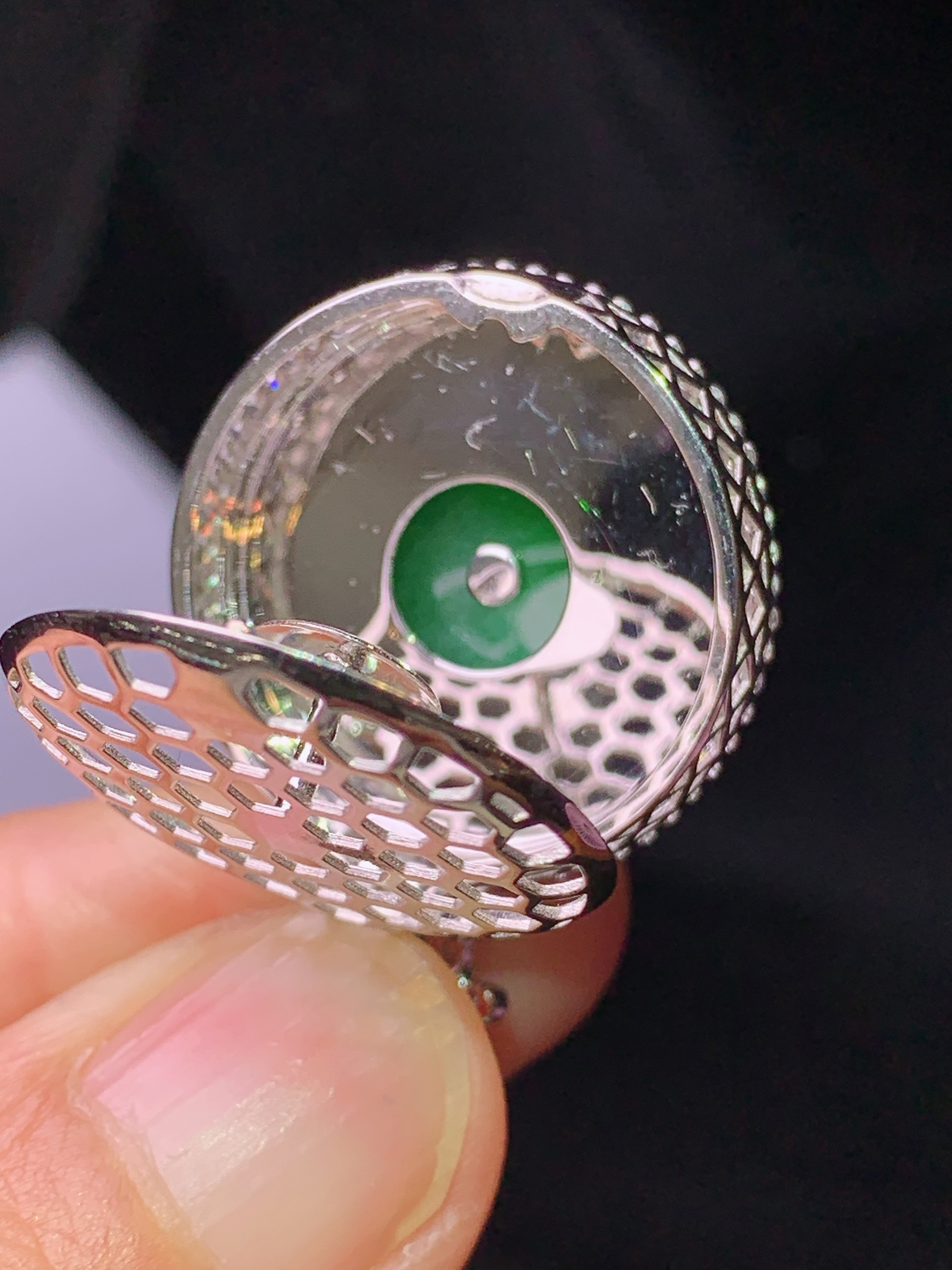 18k金钻镶嵌翠绿平安扣吊坠 玉质细腻 色泽艳丽清新 水润亮眼 整体尺寸30.6*22.6*10L2